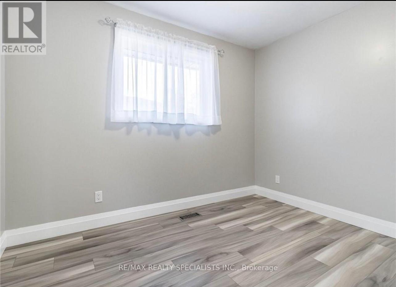 Upper - 226 Overlea Drive, Kitchener, Ontario N2M 1T3 - Photo 5 - X13414346