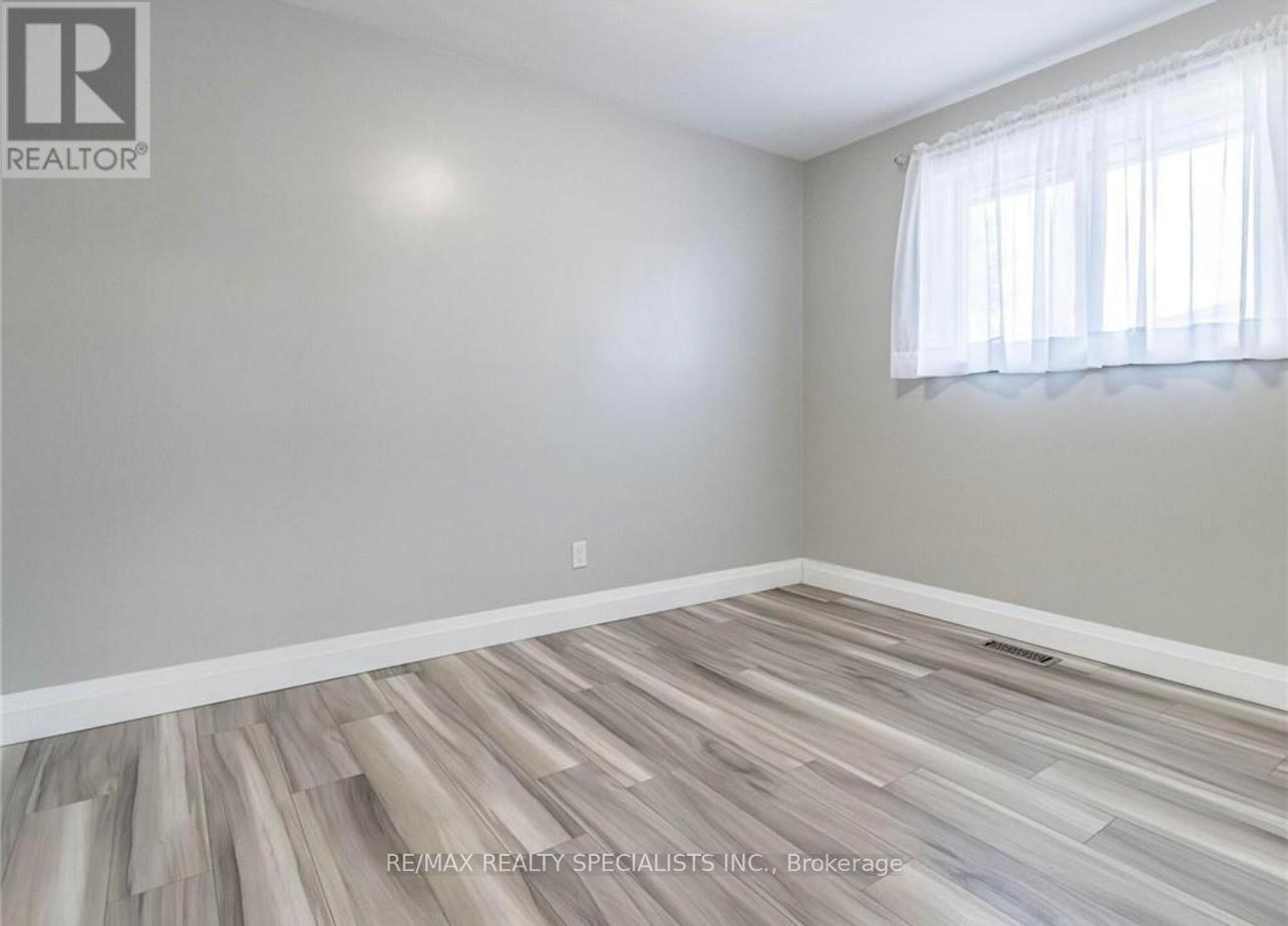 Upper - 226 Overlea Drive, Kitchener, Ontario N2M 1T3 - Photo 6 - X13414346