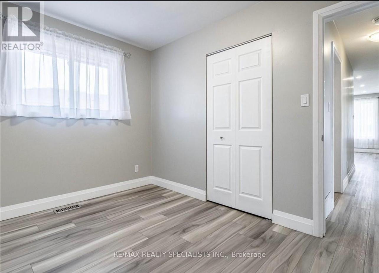 Upper - 226 Overlea Drive, Kitchener, Ontario N2M 1T3 - Photo 7 - X13414346