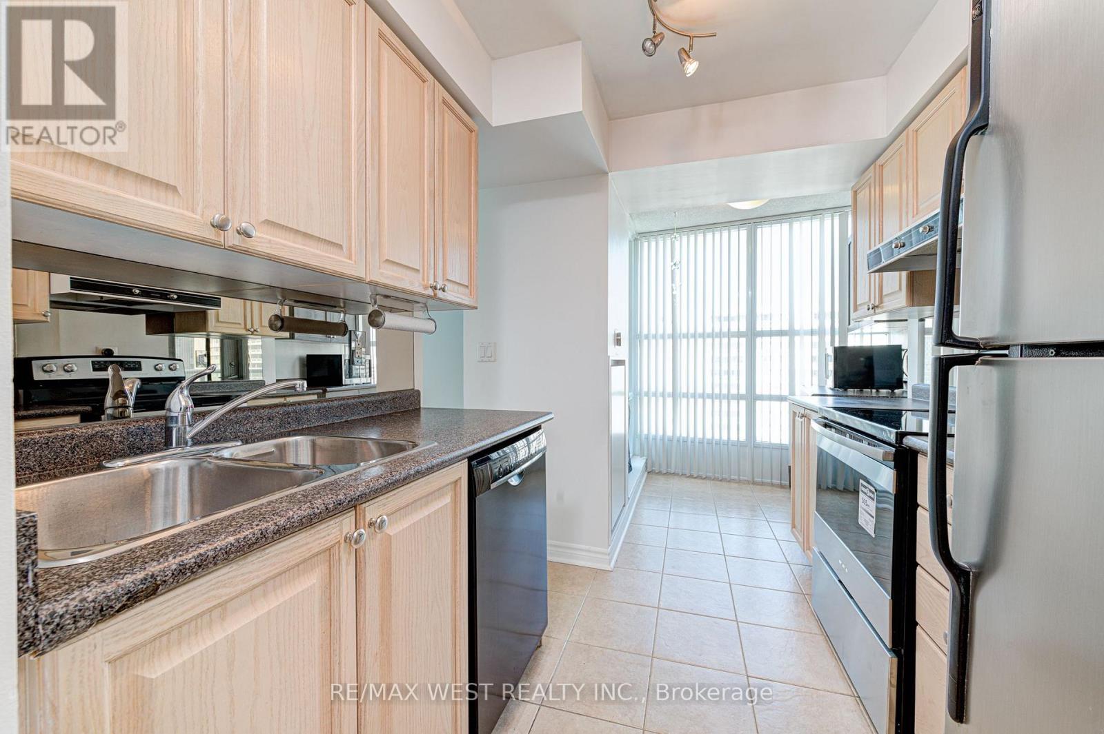 1611 - 1 Elm Drive W, Mississauga, Ontario  L5B 4M1 - Photo 9 - W13414466