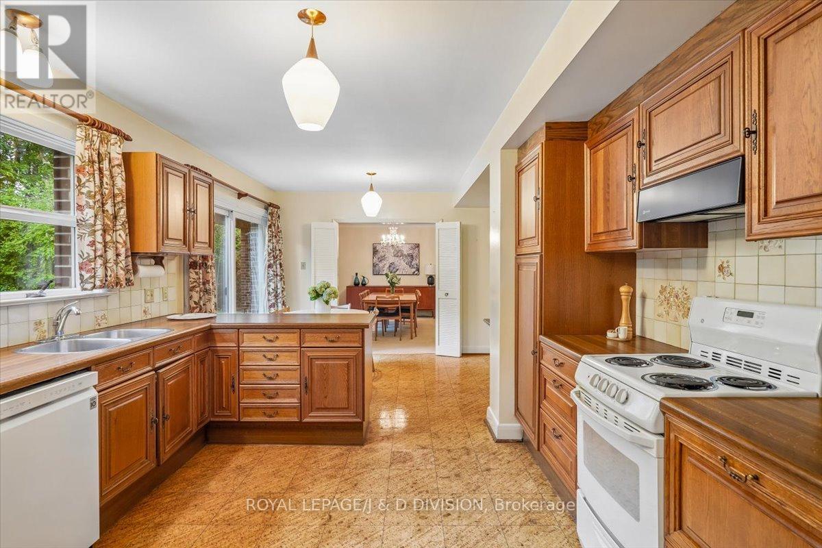 36 Medalist Road, Toronto, Ontario  M2P 1Y5 - Photo 10 - C13414874