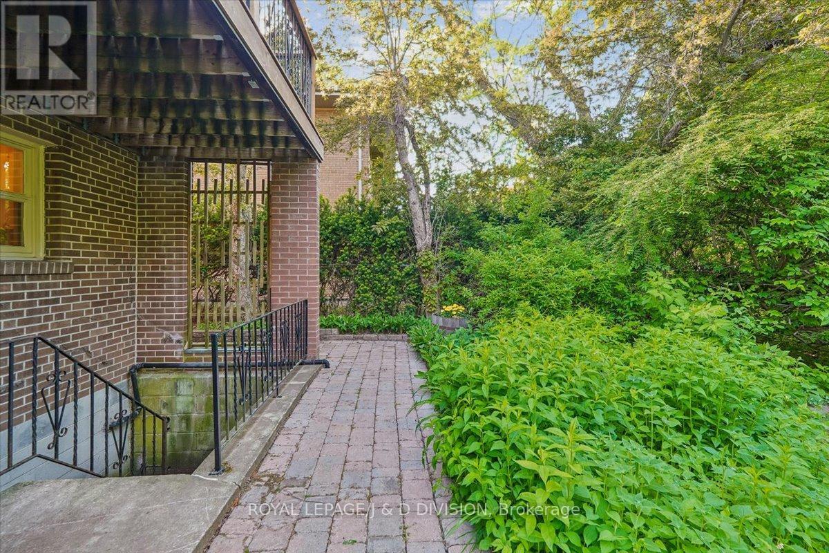 36 Medalist Road, Toronto, Ontario  M2P 1Y5 - Photo 24 - C13414874