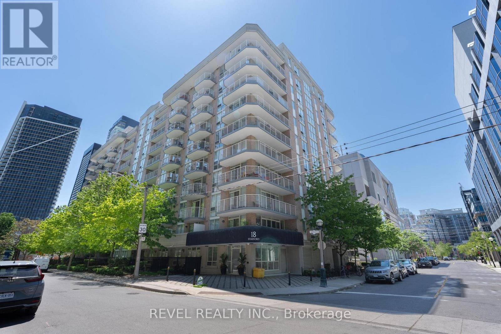 <div class="slider-price">$725,000</div><p>1010 - 18 Stafford Street, Toronto, Ontario</p>