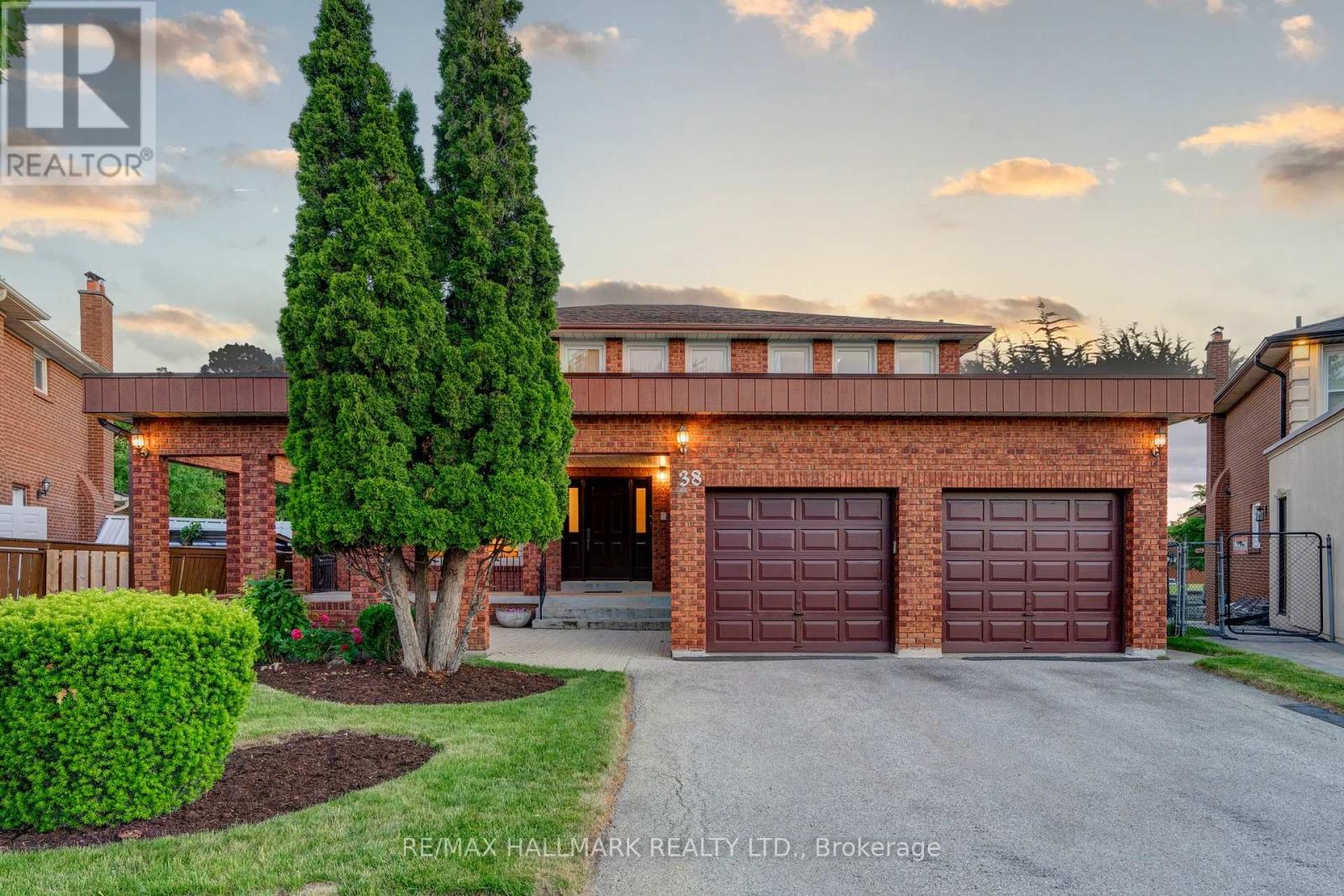 <div class="slider-price">$1,499,000</div><p>38 Elmartin Drive, Toronto, Ontario</p>
