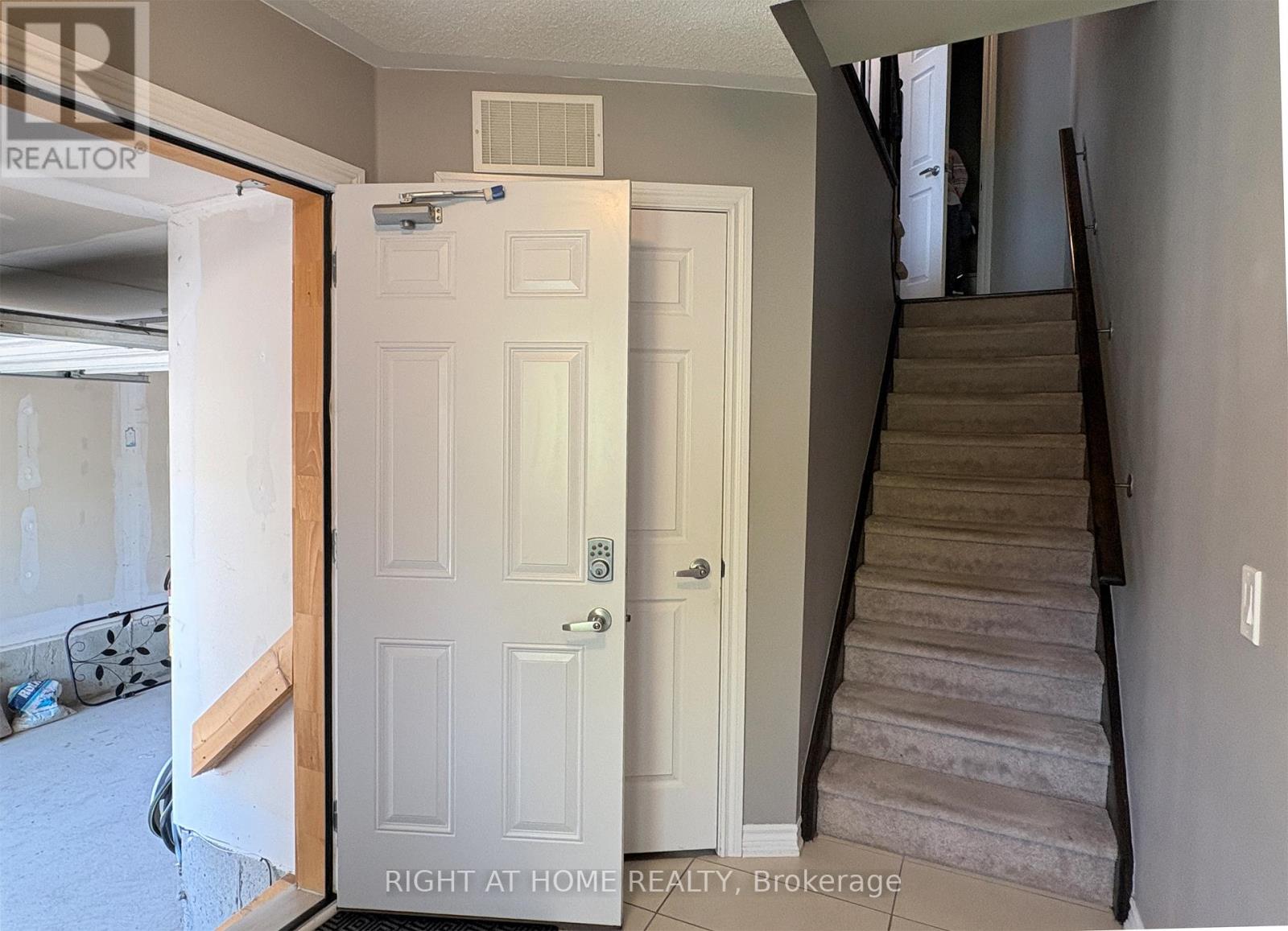 68 Nearco Crescent, Oshawa, Ontario L1L 0J4 - Photo 3 - E13414610