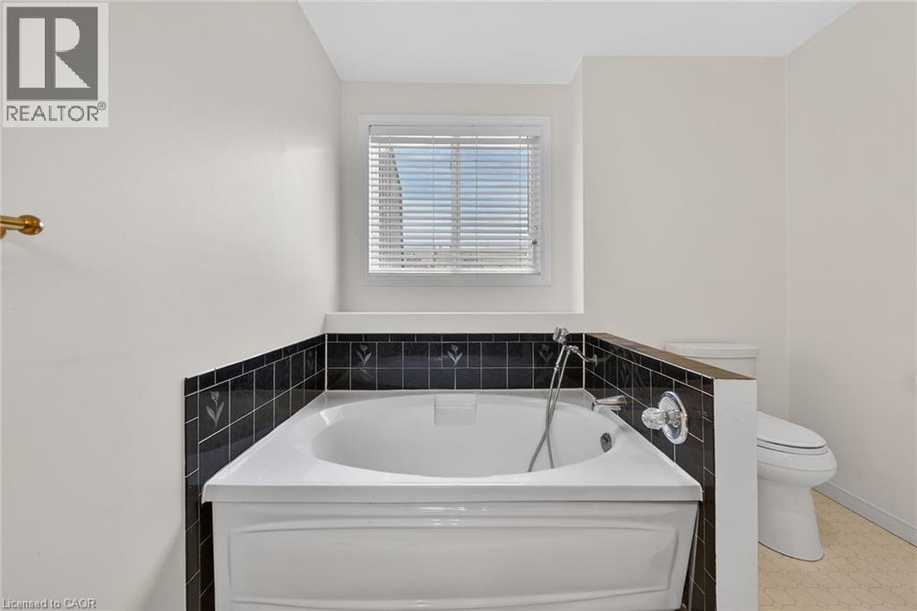 25 Perthshire Court, Hamilton, Ontario  L9B 2H1 - Photo 28 - 40837798