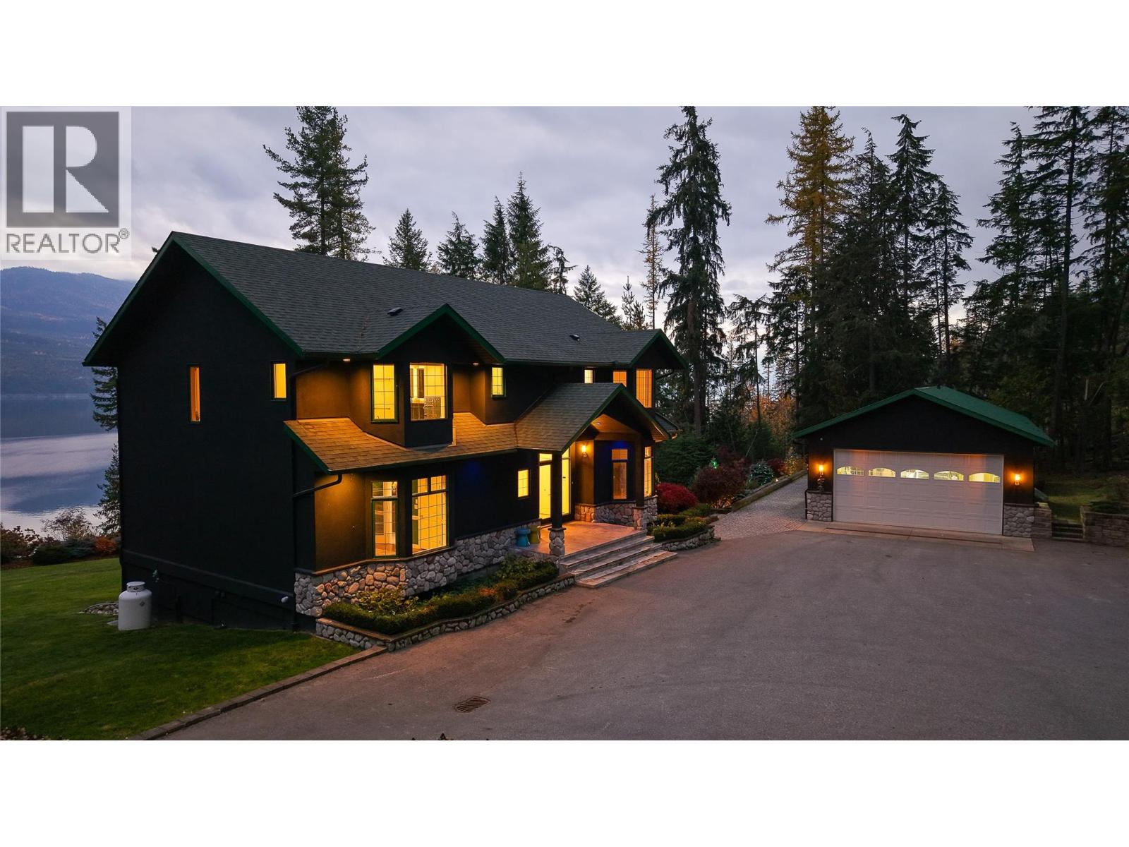 2600 Highway 23 N, Nakusp, British Columbia V0G 1R0 - Photo 2 - 10390603