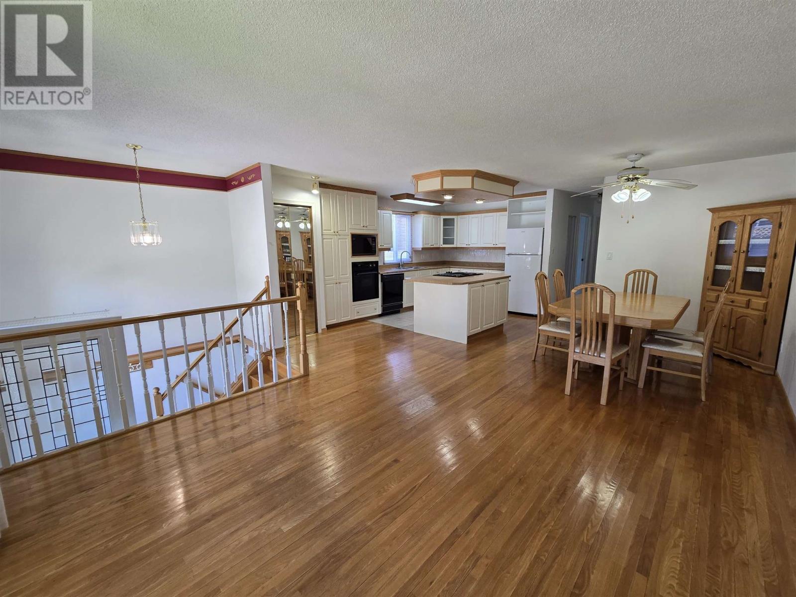 71 Lawrence Ave, Elliot Lake, Ontario  P5A 3R1 - Photo 6 - SM261357