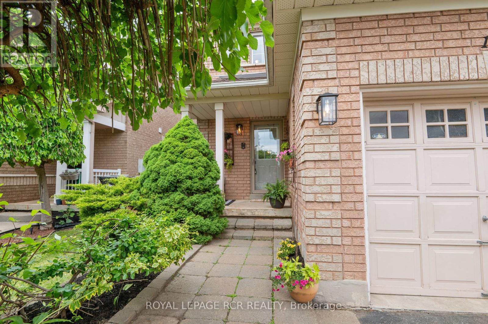 13 Twin Pines Crescent, Brampton, Ontario  L7A 1M6 - Photo 2 - W13414722