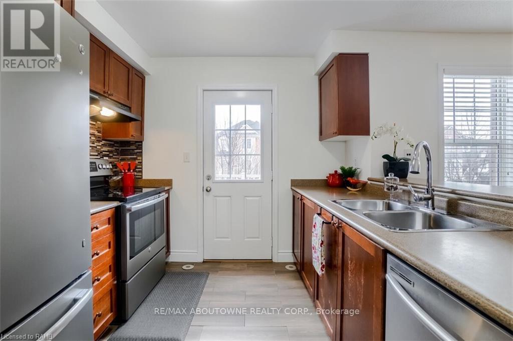 3057 Dewridge Avenue, Oakville, Ontario  L6M 5J1 - Photo 4 - W13414884