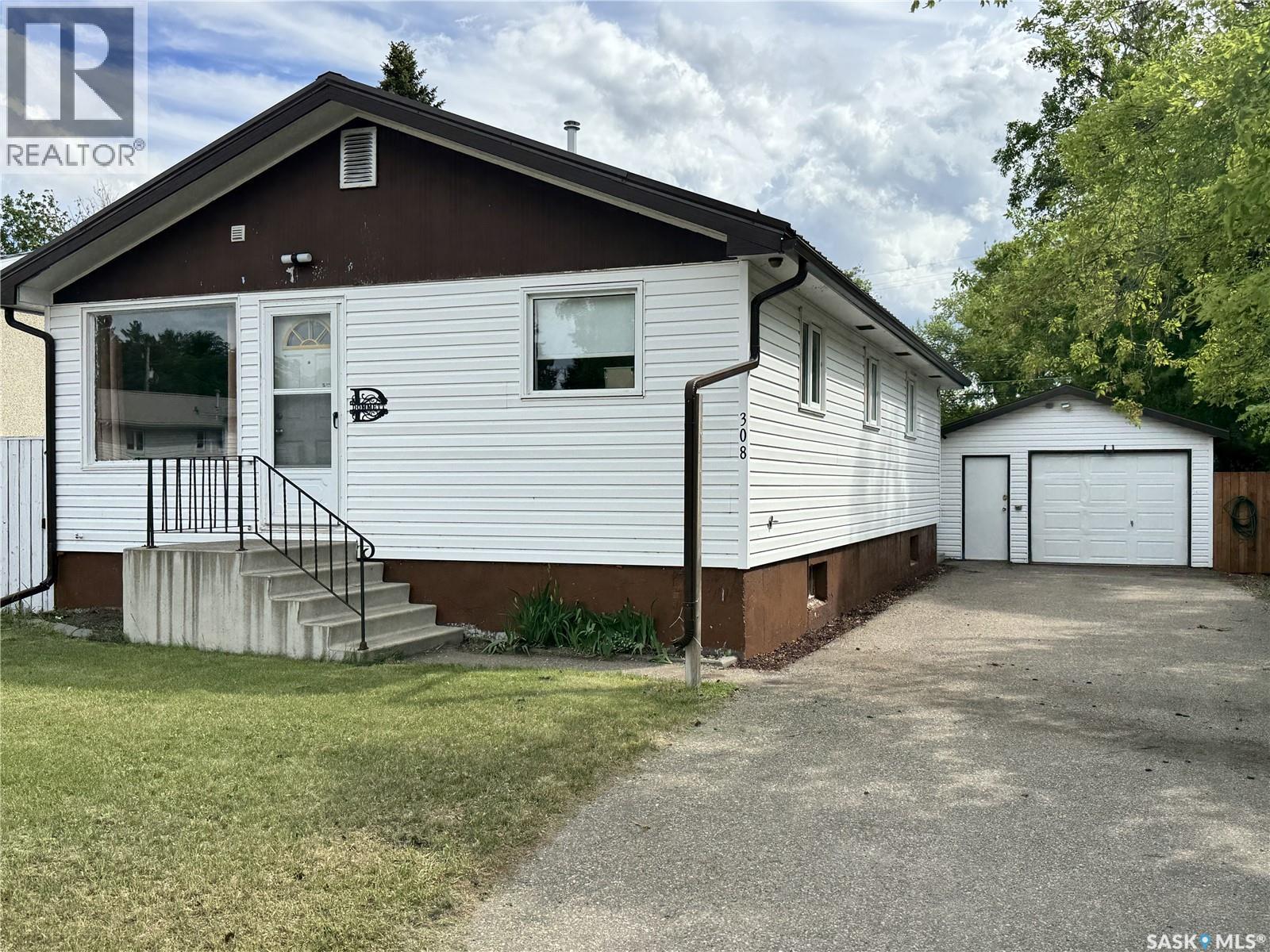 308 7th Avenue W, Biggar, Saskatchewan  S0K 0M0 - Photo 1 - SK038509