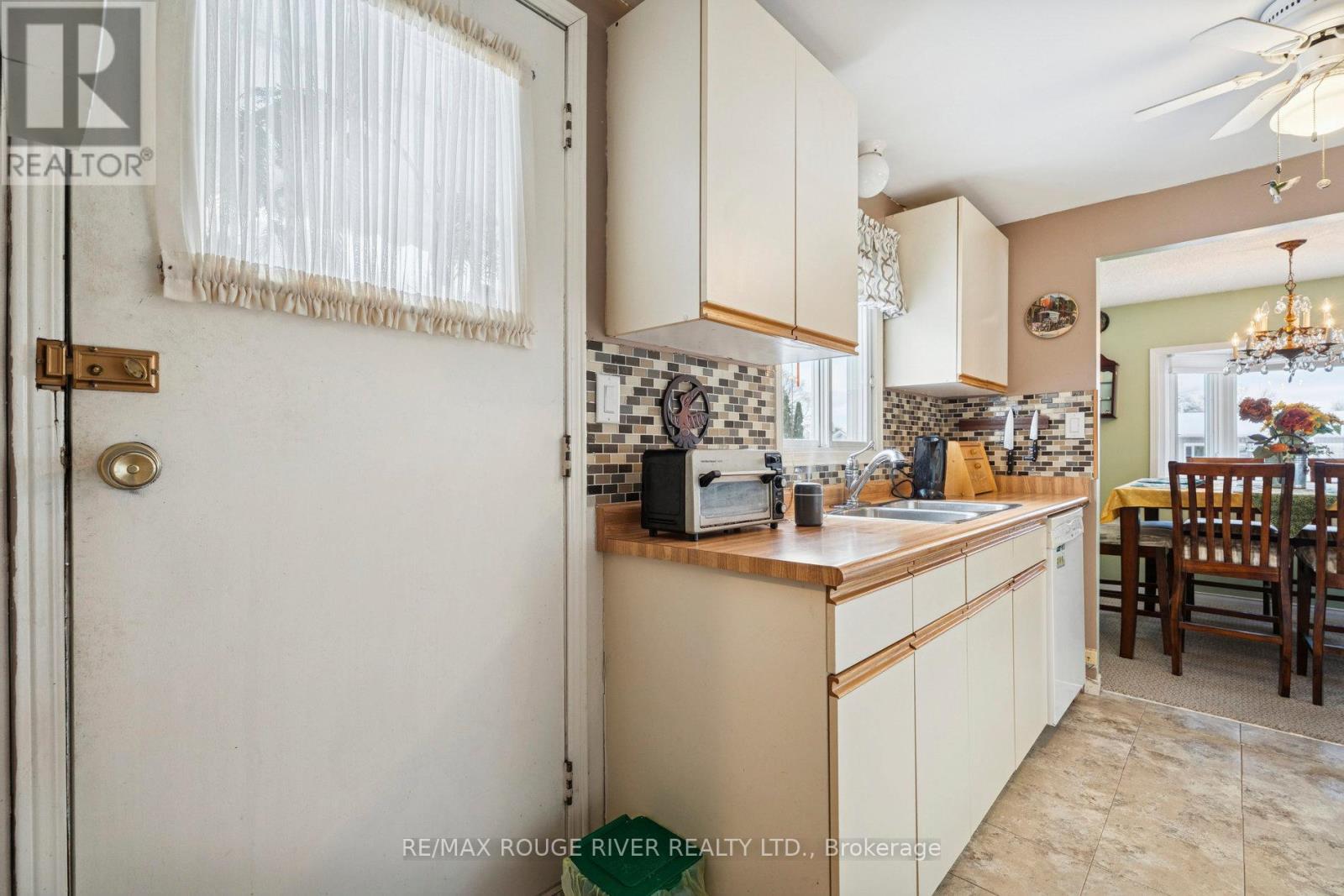 35 Hawthorne Drive, Innisfil, Ontario  L9S 1P1 - Photo 18 - N12982322