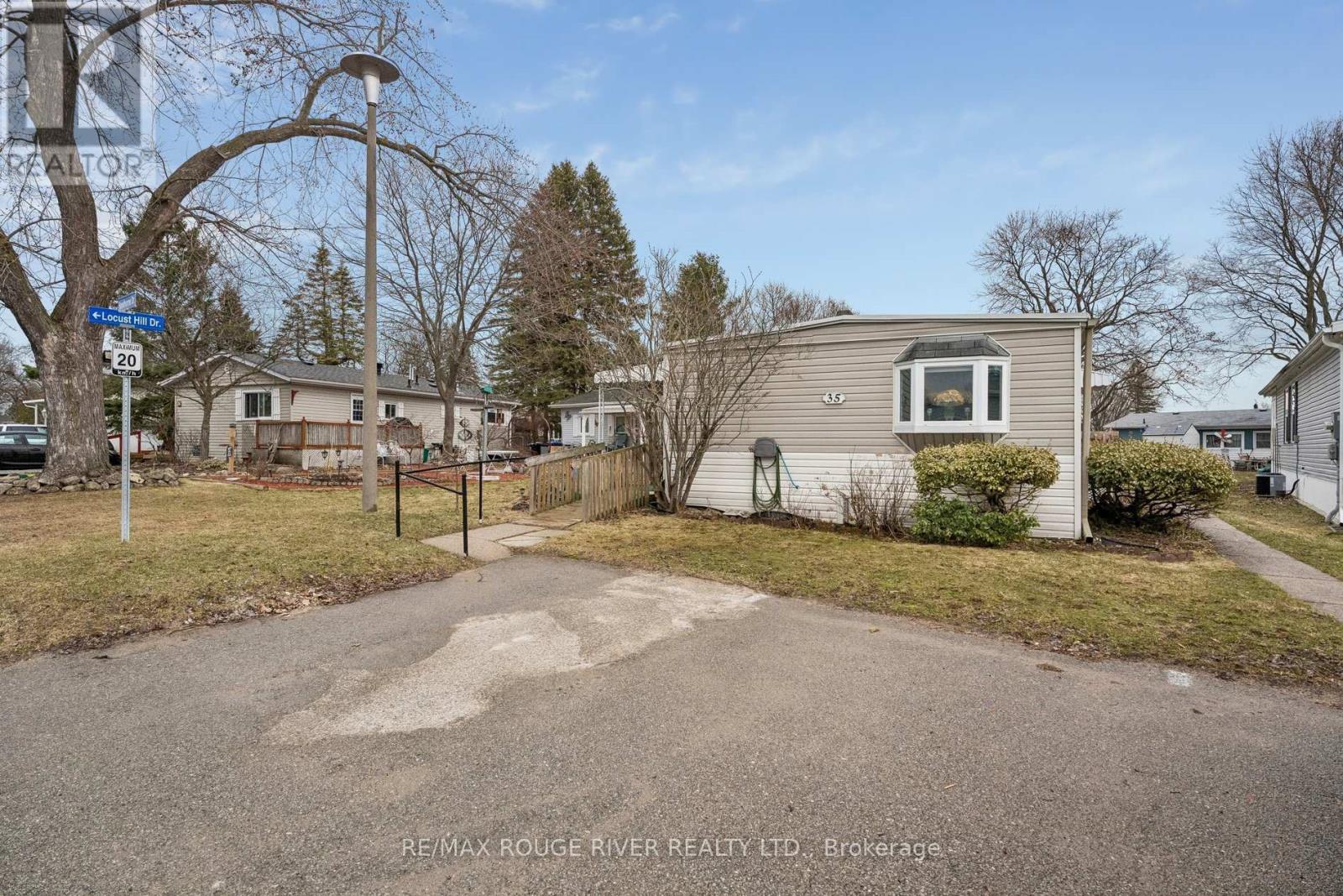 35 Hawthorne Drive, Innisfil, Ontario  L9S 1P1 - Photo 2 - N12982322
