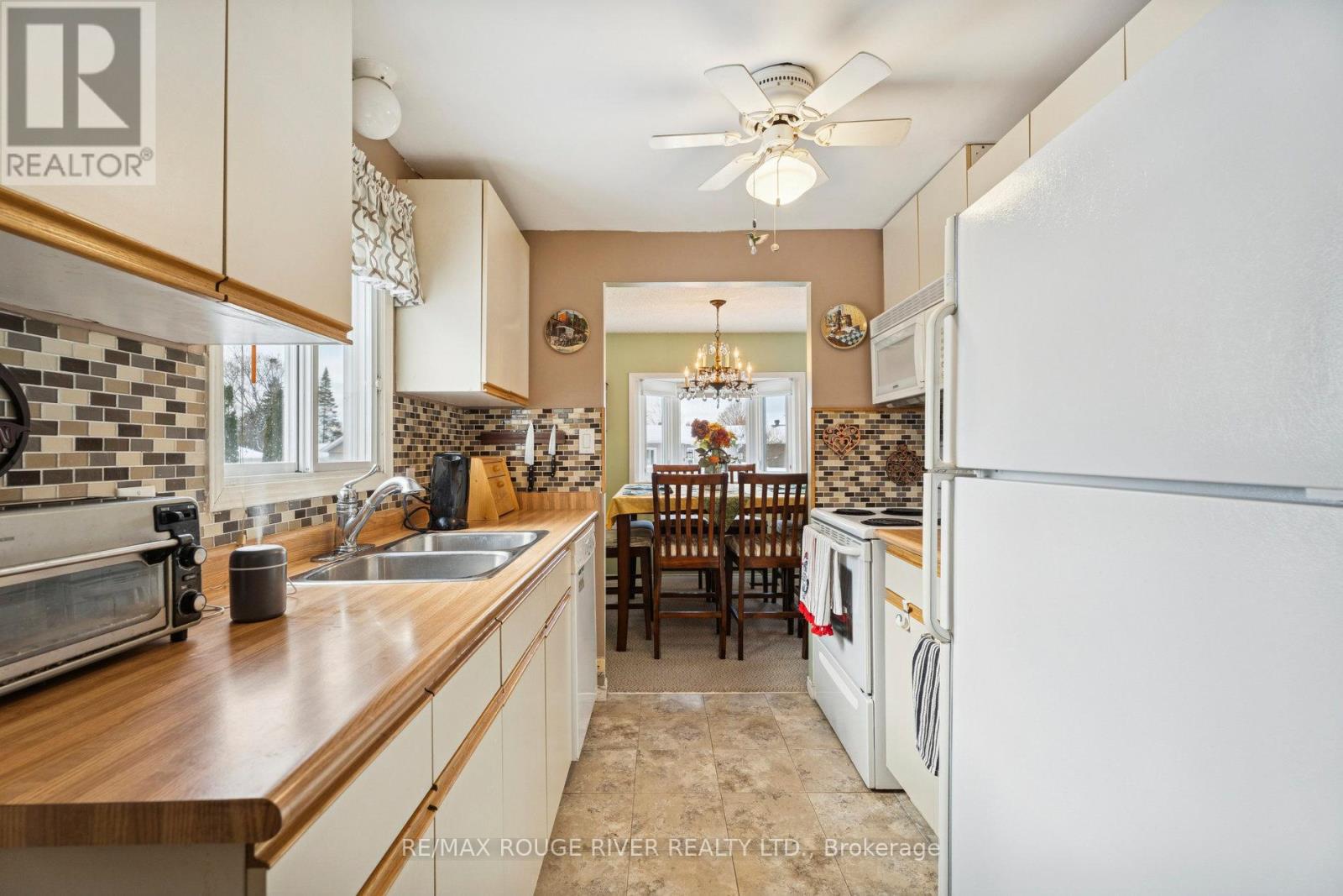 35 Hawthorne Drive, Innisfil, Ontario  L9S 1P1 - Photo 14 - N12982322