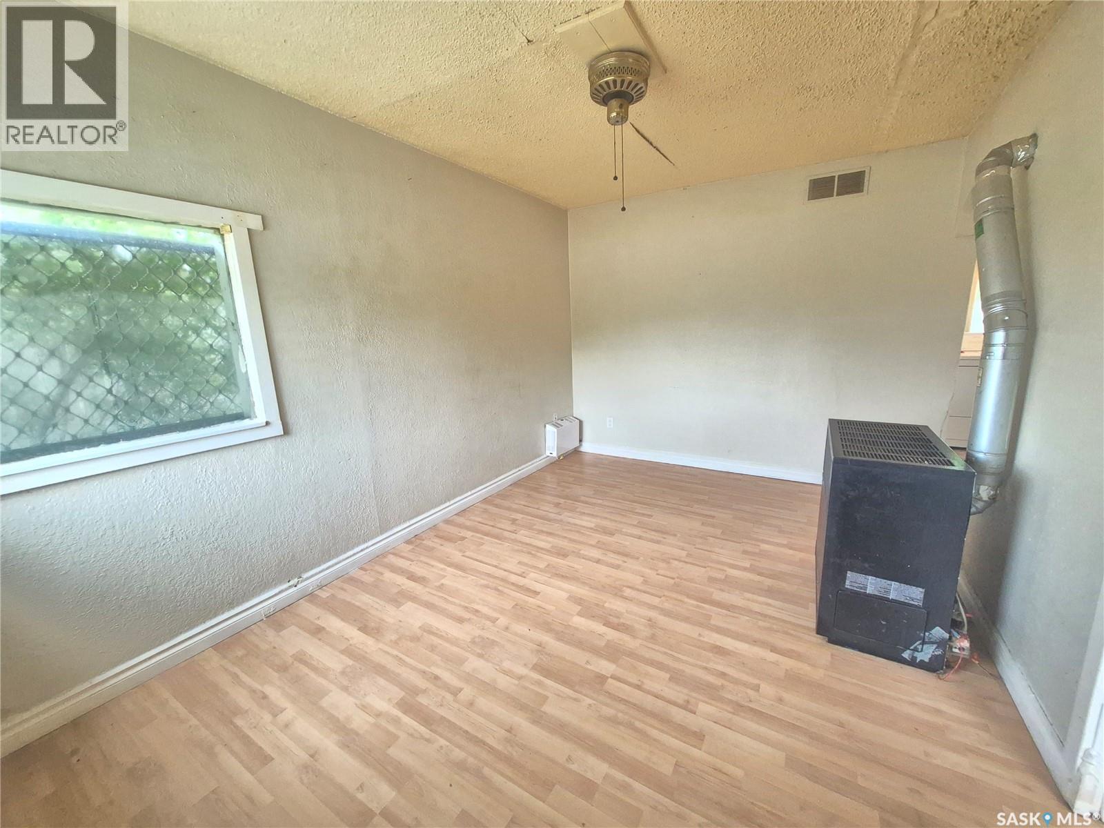 930 1st Avenue NW, Weyburn, Saskatchewan  S4H 1P6 - Photo 11 - SK038471
