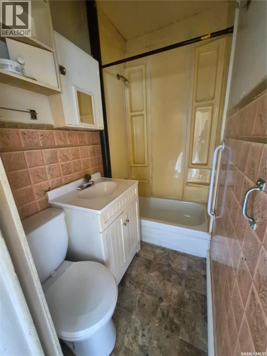 930 1st Avenue NW, Weyburn, Saskatchewan  S4H 1P6 - Photo 13 - SK038471
