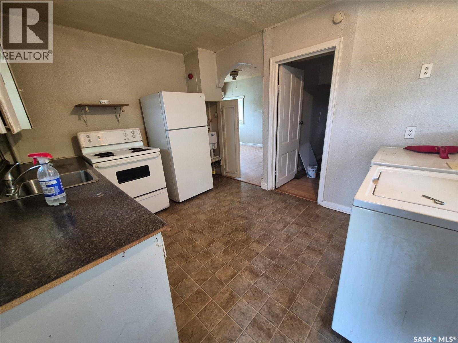 930 1st Avenue NW, Weyburn, Saskatchewan  S4H 1P6 - Photo 3 - SK038471