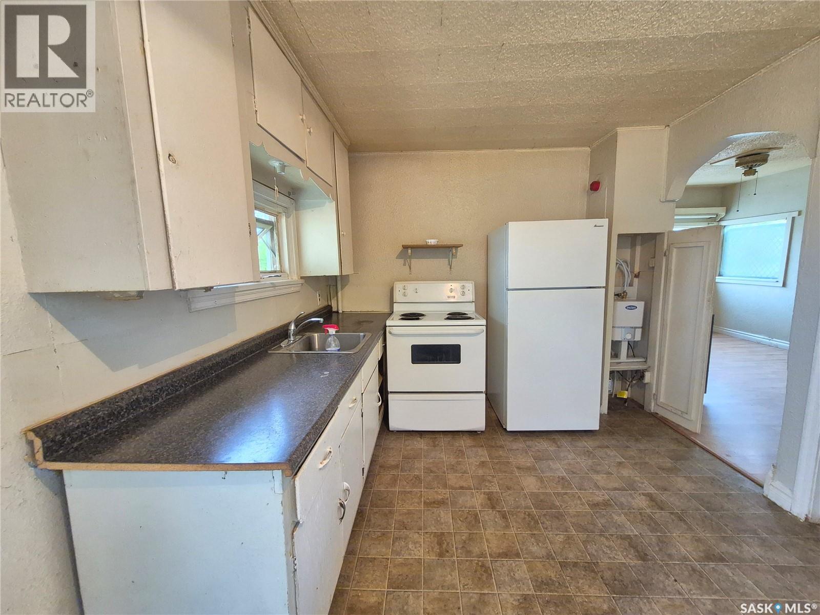 930 1st Avenue NW, Weyburn, Saskatchewan  S4H 1P6 - Photo 4 - SK038471