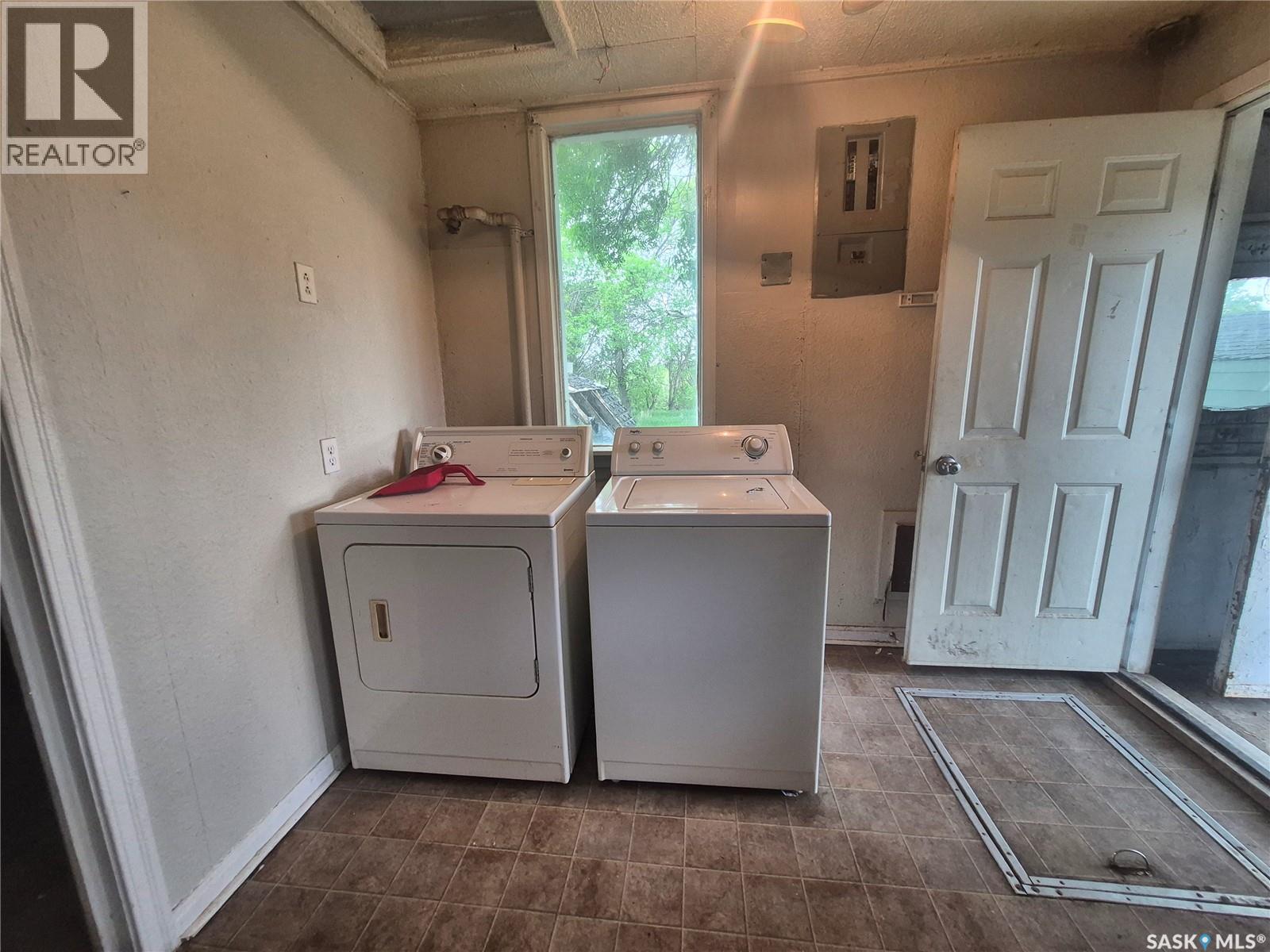 930 1st Avenue NW, Weyburn, Saskatchewan  S4H 1P6 - Photo 6 - SK038471