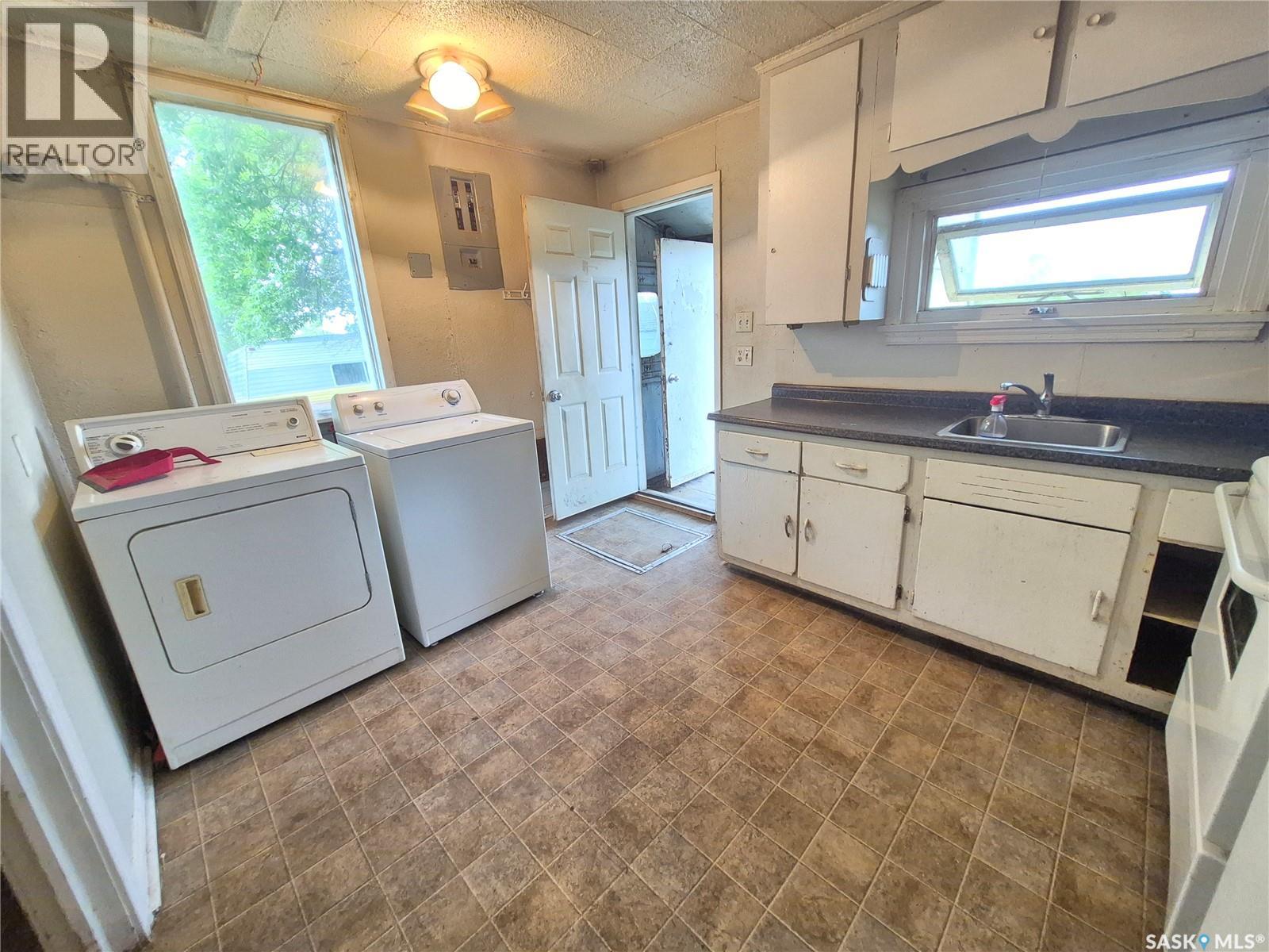 930 1st Avenue NW, Weyburn, Saskatchewan  S4H 1P6 - Photo 7 - SK038471