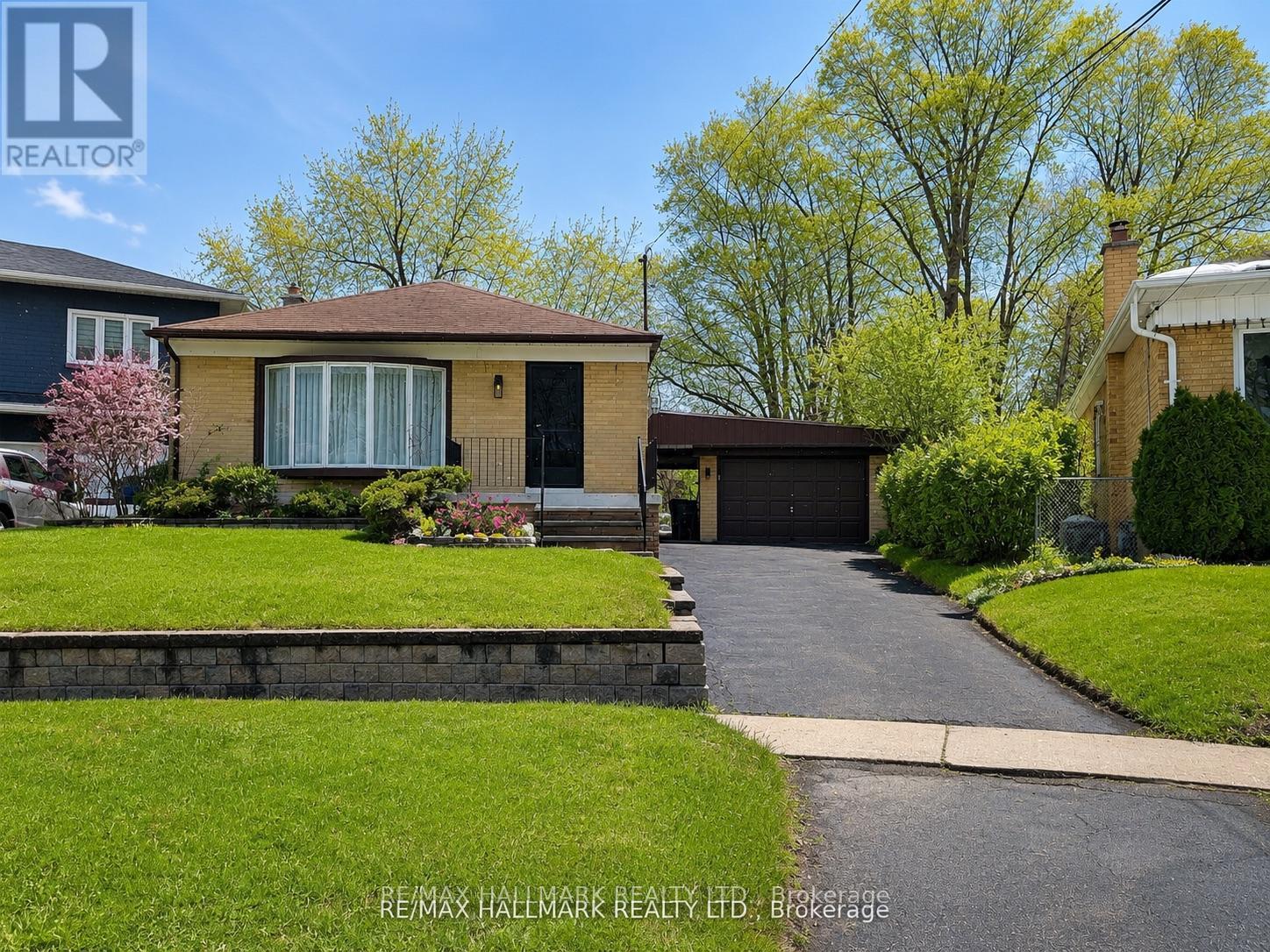 56 COURTON DRIVE, Toronto, Ontario