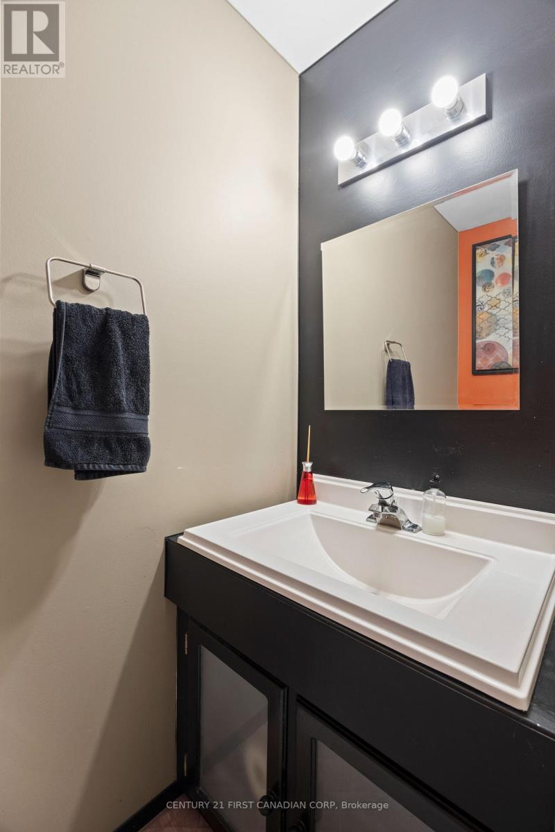 453 Wilkins Street, London South, Ontario  N6C 5B5 - Photo 12 - X13415248
