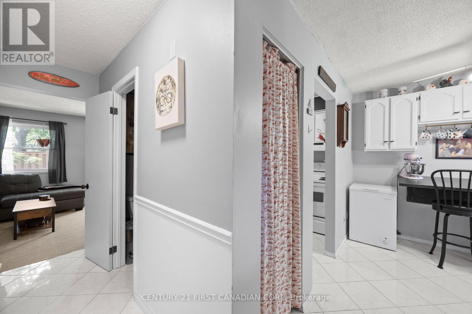 453 Wilkins Street, London South, Ontario  N6C 5B5 - Photo 4 - X13415248