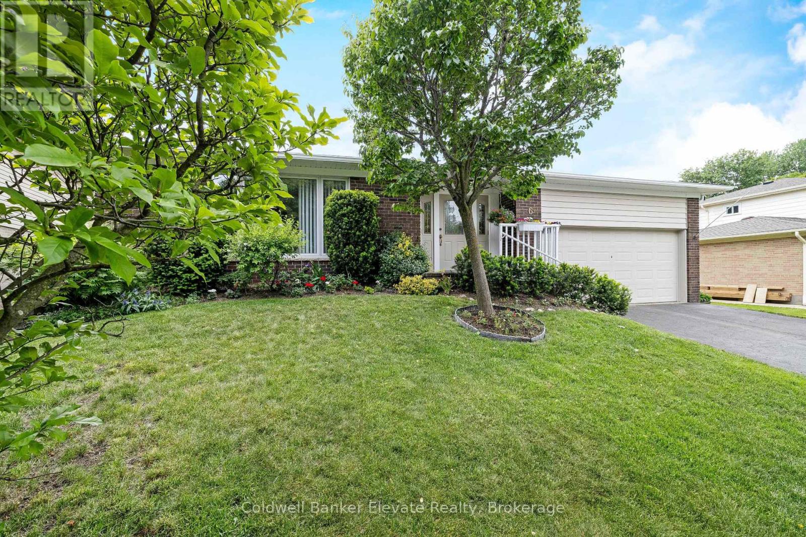 6 Metcalfe Court, Halton Hills, Ontario  L7G 4N6 - Photo 4 - W13415166