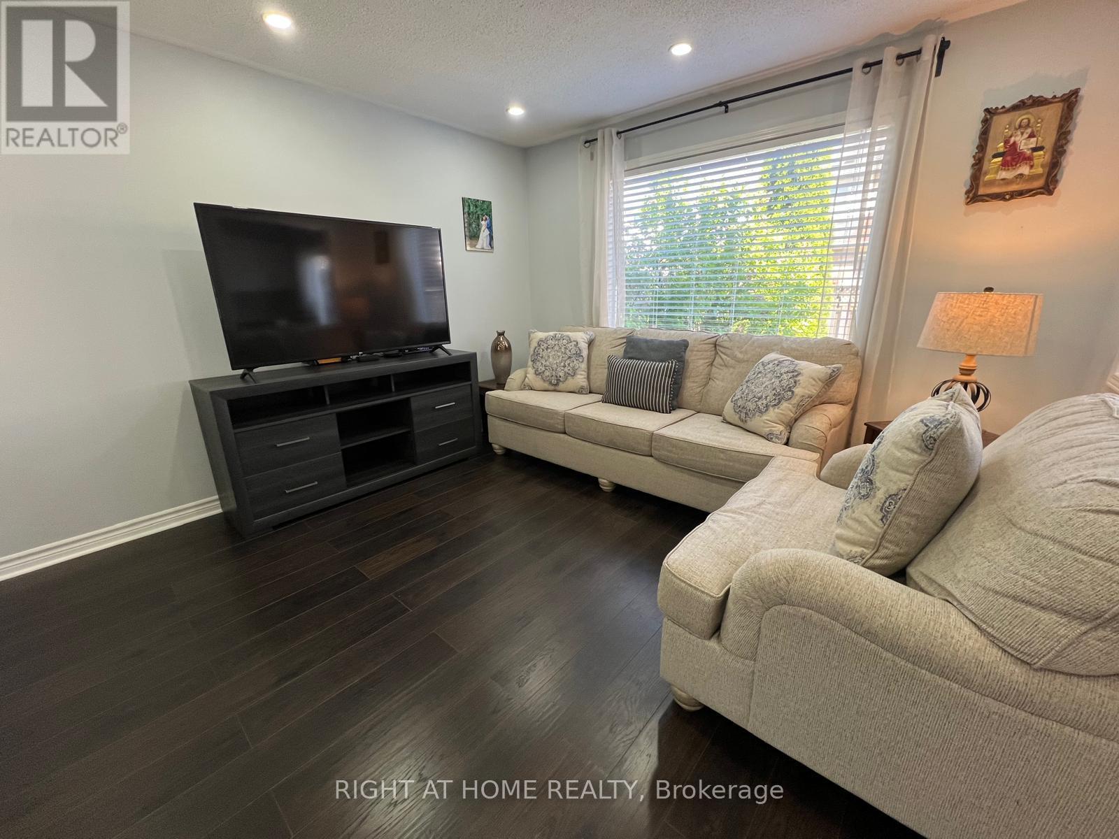 1064 Barclay Circle, Milton, Ontario  L9T 5W3 - Photo 6 - W13415376