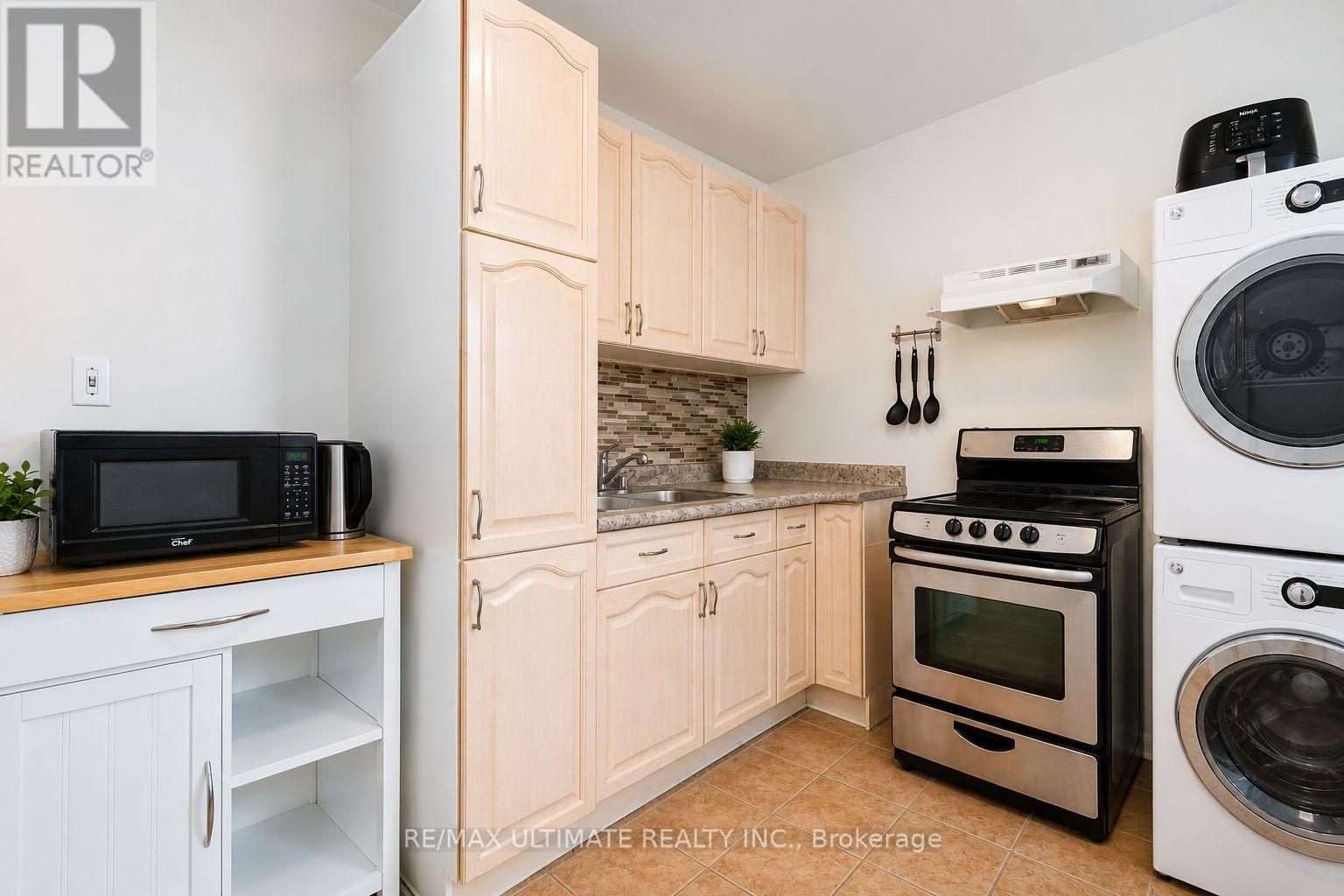 832 St Clair Avenue W, Toronto, Ontario M6C 1C1 - Photo 10 - C13415600