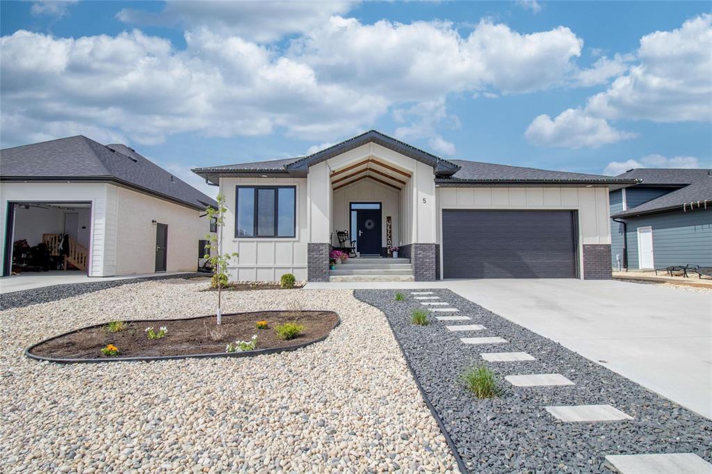 5 Bentley Bay, Steinbach, Manitoba  R5G 2Y5 - Photo 0 - 202613097