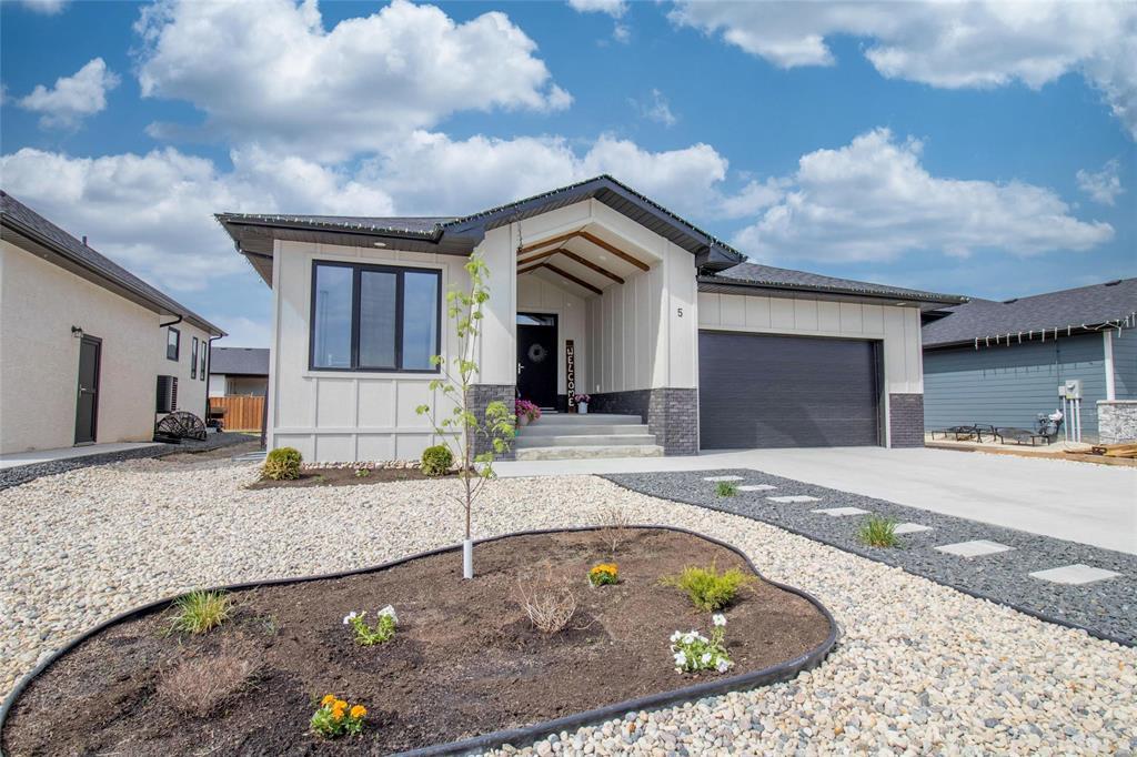 5 Bentley Bay, Steinbach, Manitoba  R5G 2Y5 - Photo 1 - 202613097