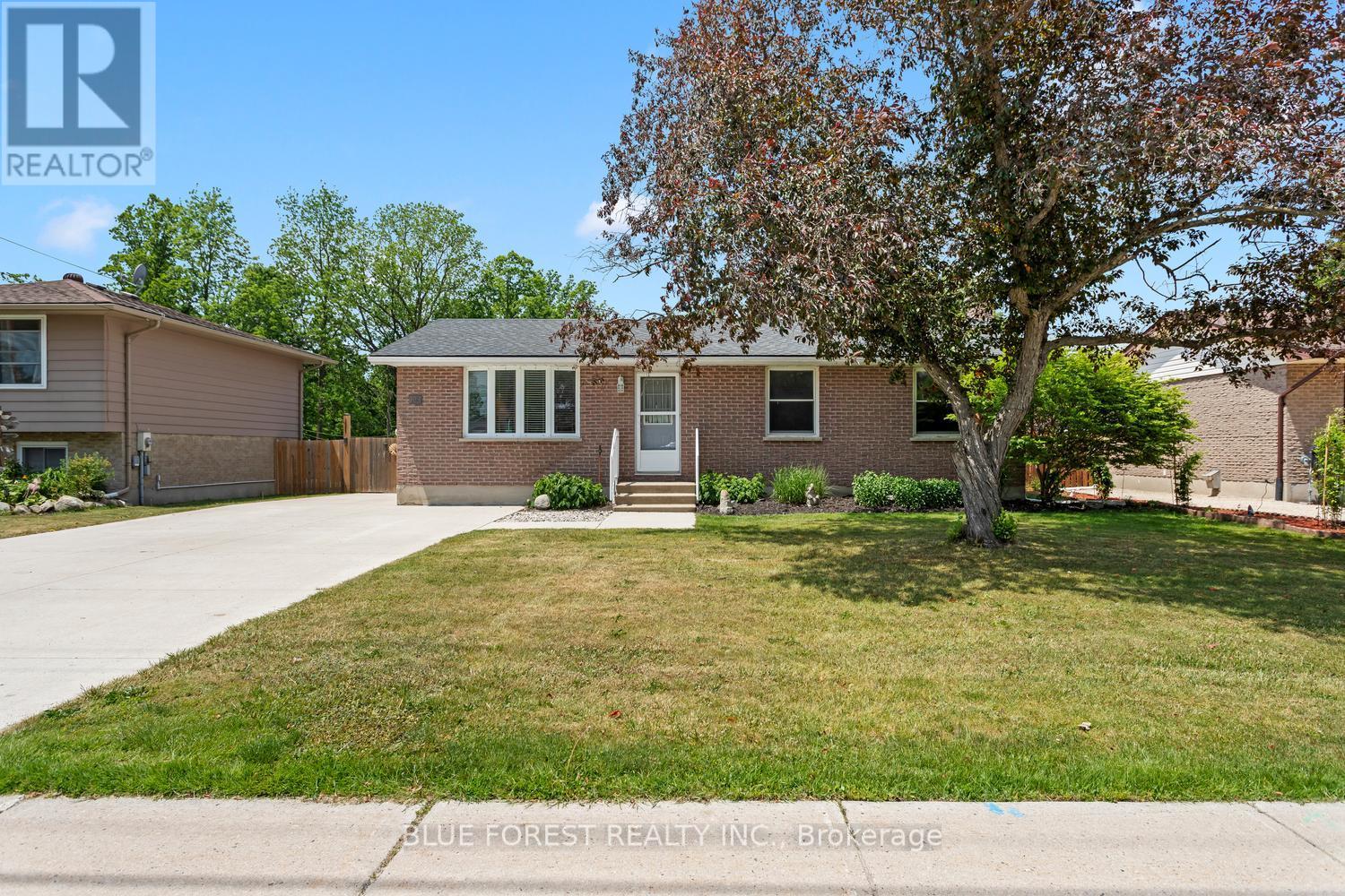 183 QUEEN STREET, North Middlesex, Ontario