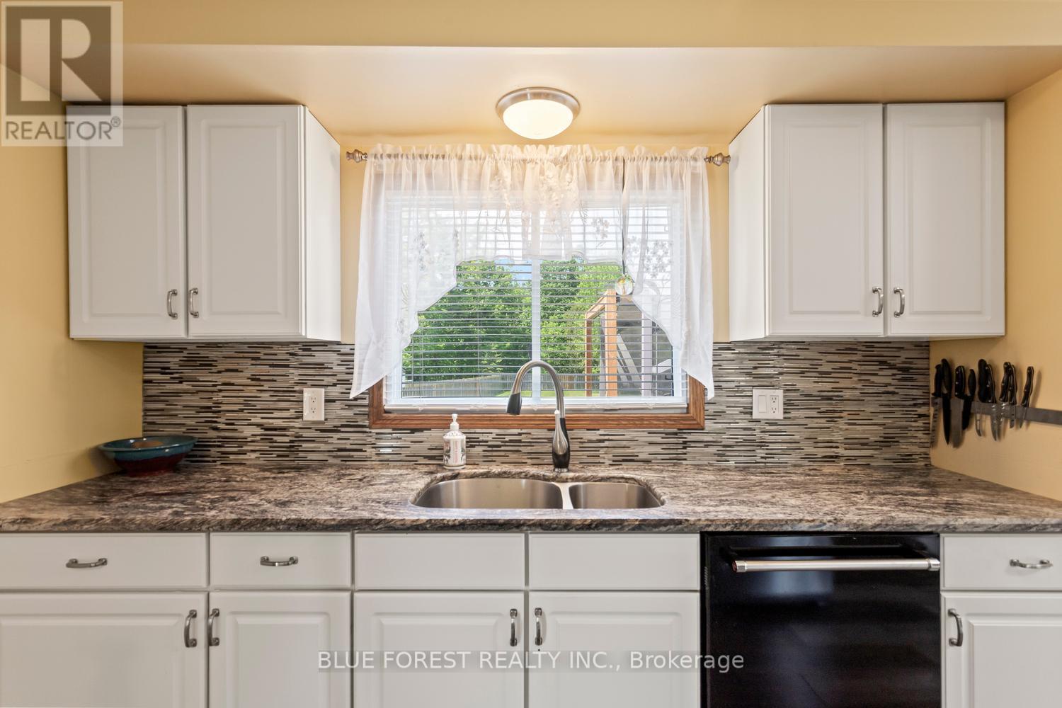 183 Queen Street, North Middlesex, Ontario  N0M 1A0 - Photo 11 - X13415718