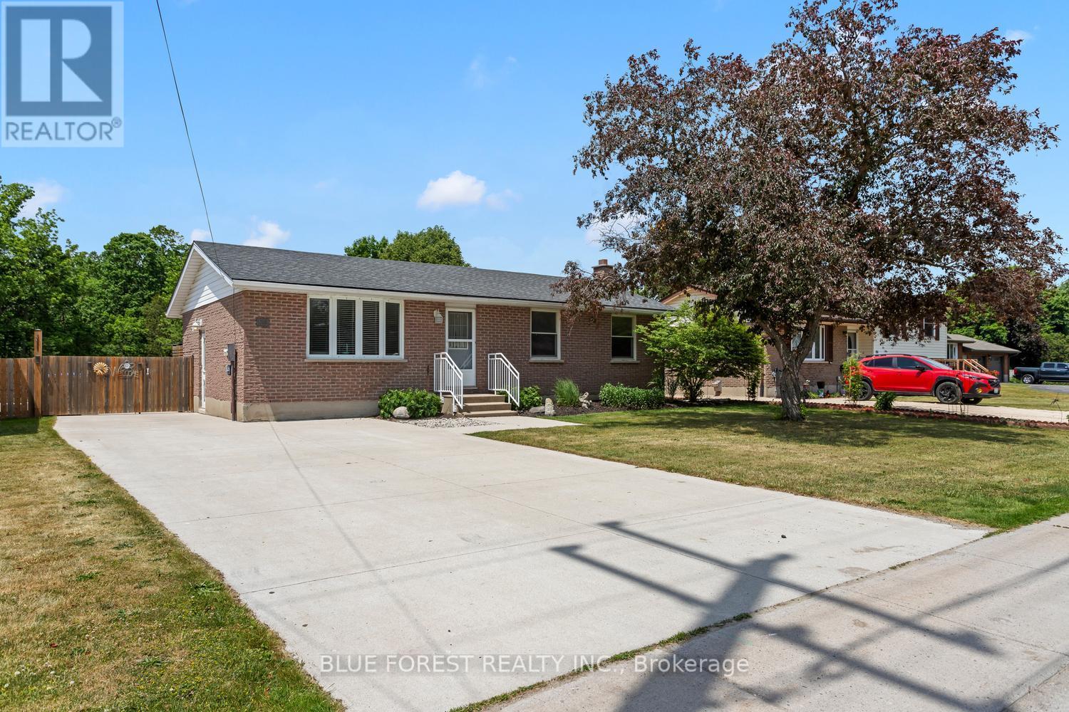 183 Queen Street, North Middlesex, Ontario  N0M 1A0 - Photo 2 - X13415718