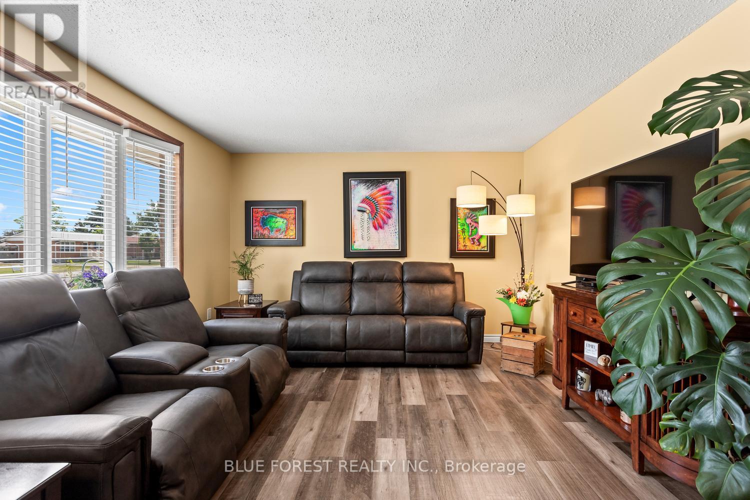 183 Queen Street, North Middlesex, Ontario  N0M 1A0 - Photo 5 - X13415718