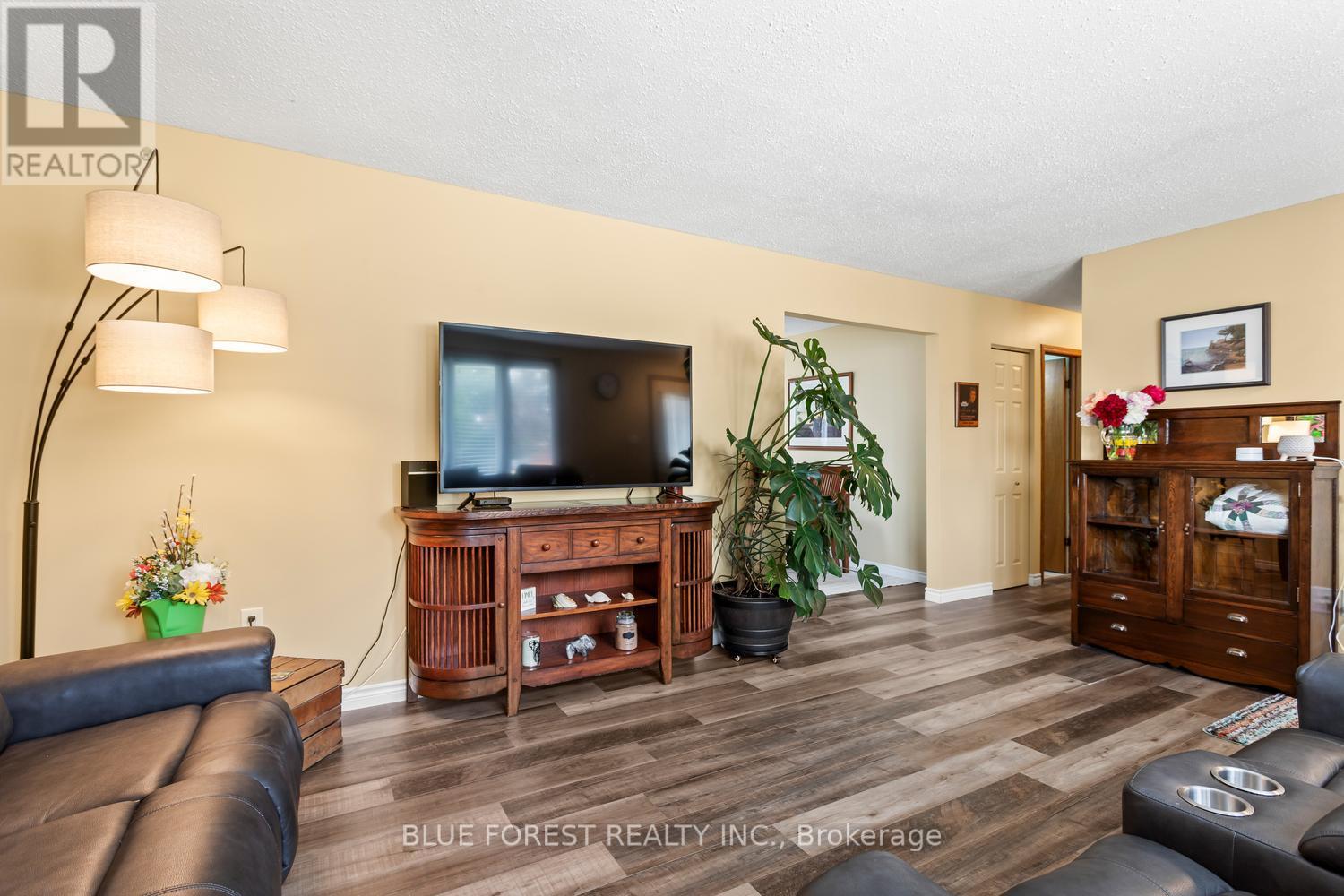 183 Queen Street, North Middlesex, Ontario  N0M 1A0 - Photo 6 - X13415718