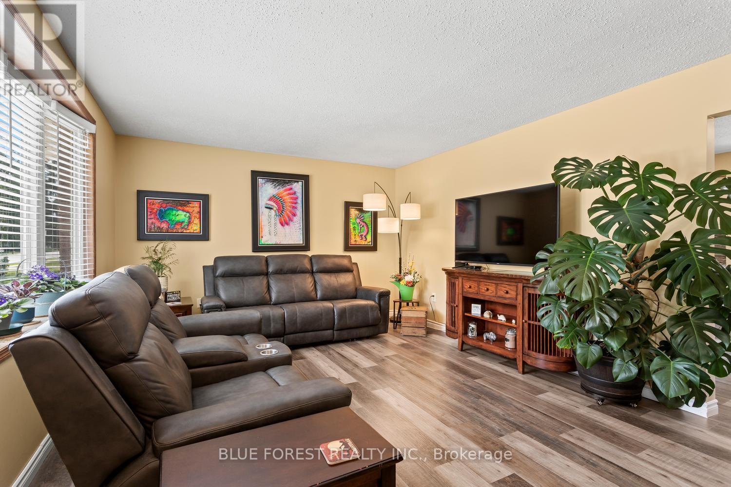 183 Queen Street, North Middlesex, Ontario  N0M 1A0 - Photo 7 - X13415718