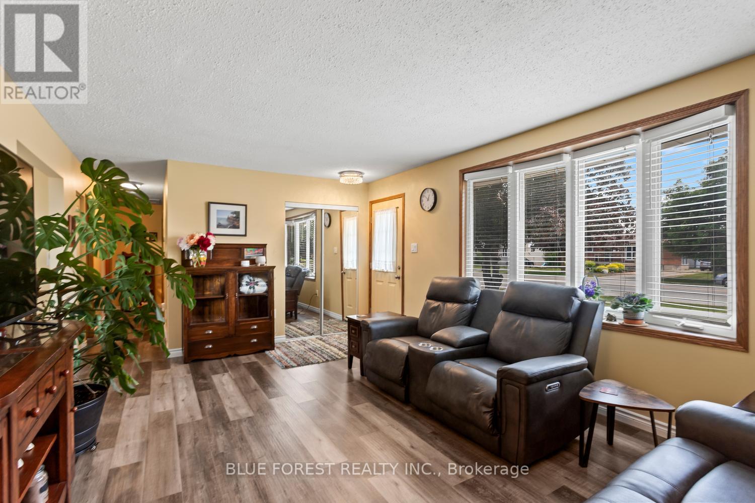 183 Queen Street, North Middlesex, Ontario  N0M 1A0 - Photo 8 - X13415718