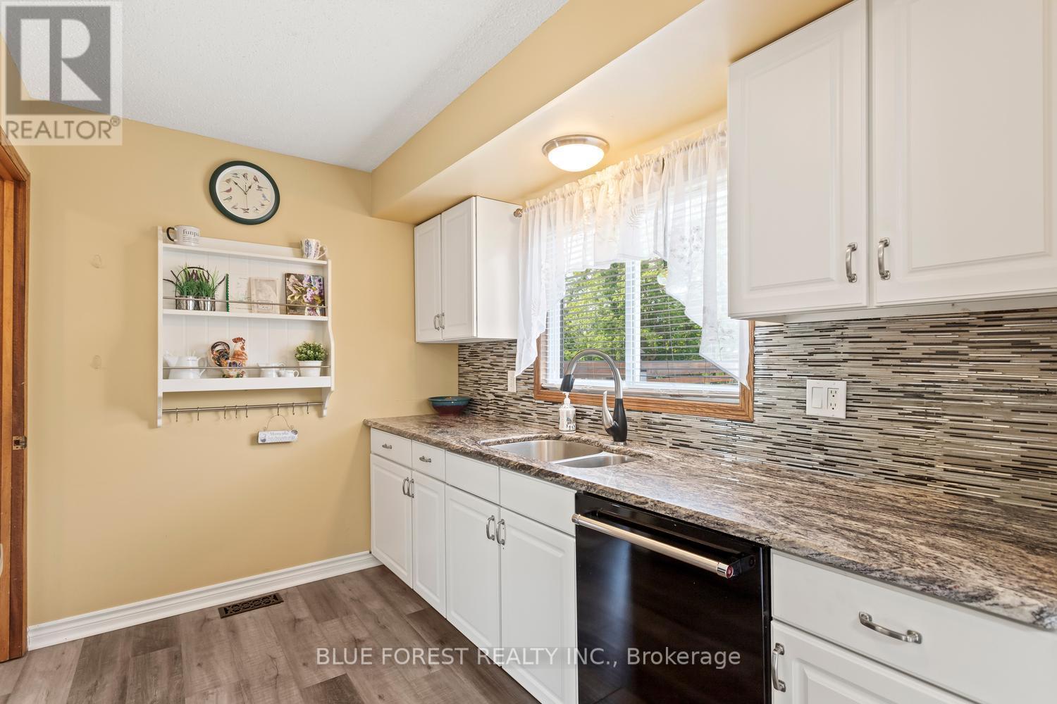183 Queen Street, North Middlesex, Ontario  N0M 1A0 - Photo 9 - X13415718