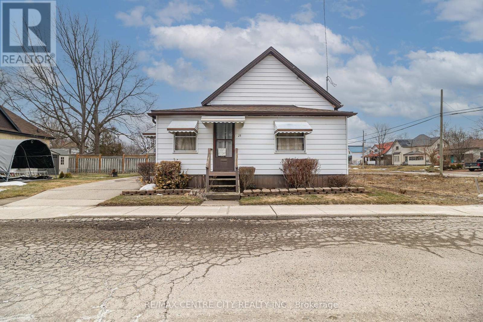 21 Owaissa Street, St. Thomas, Ontario  N5P 1T1 - Photo 1 - X13415800