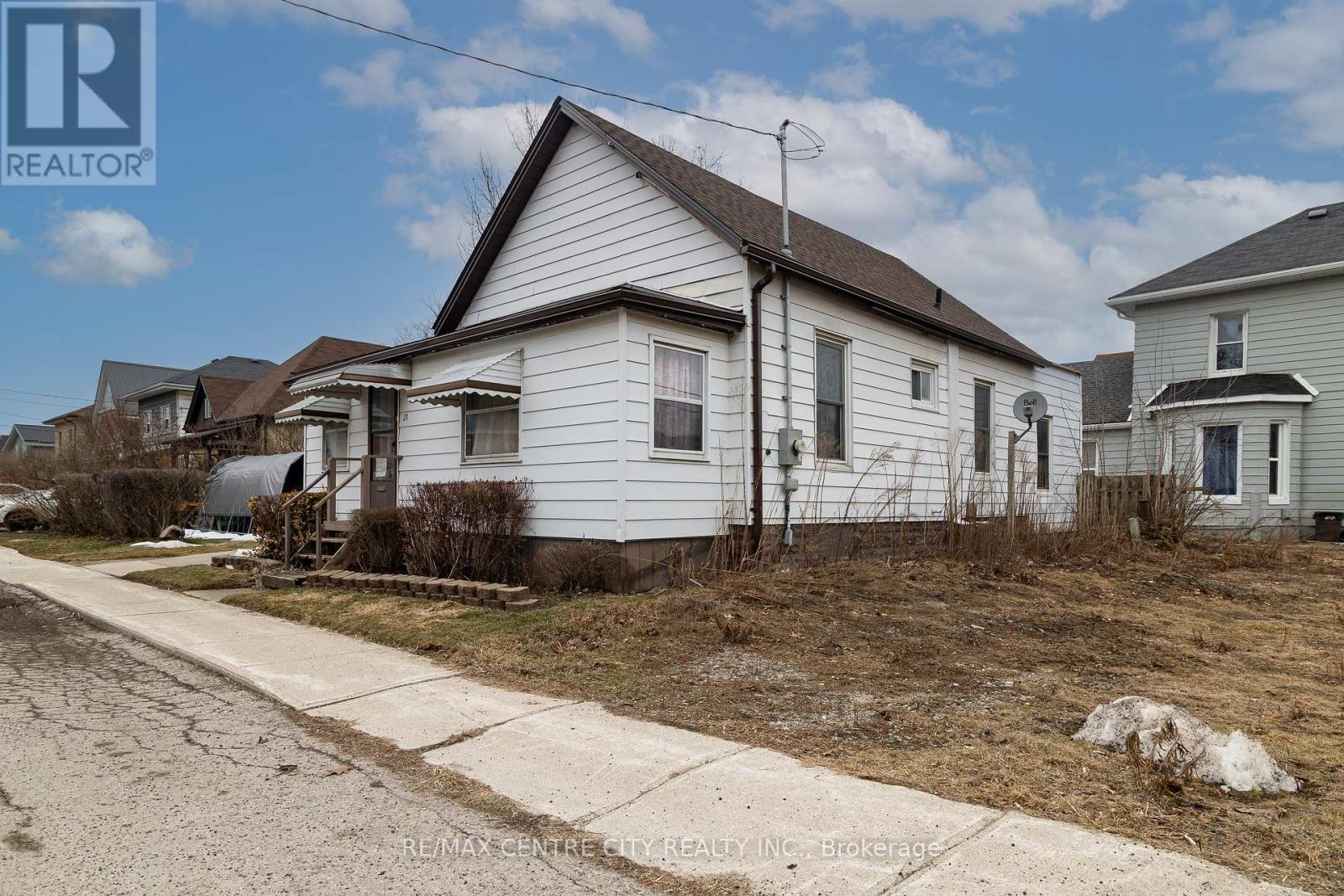 21 Owaissa Street, St. Thomas, Ontario  N5P 1T1 - Photo 2 - X13415800