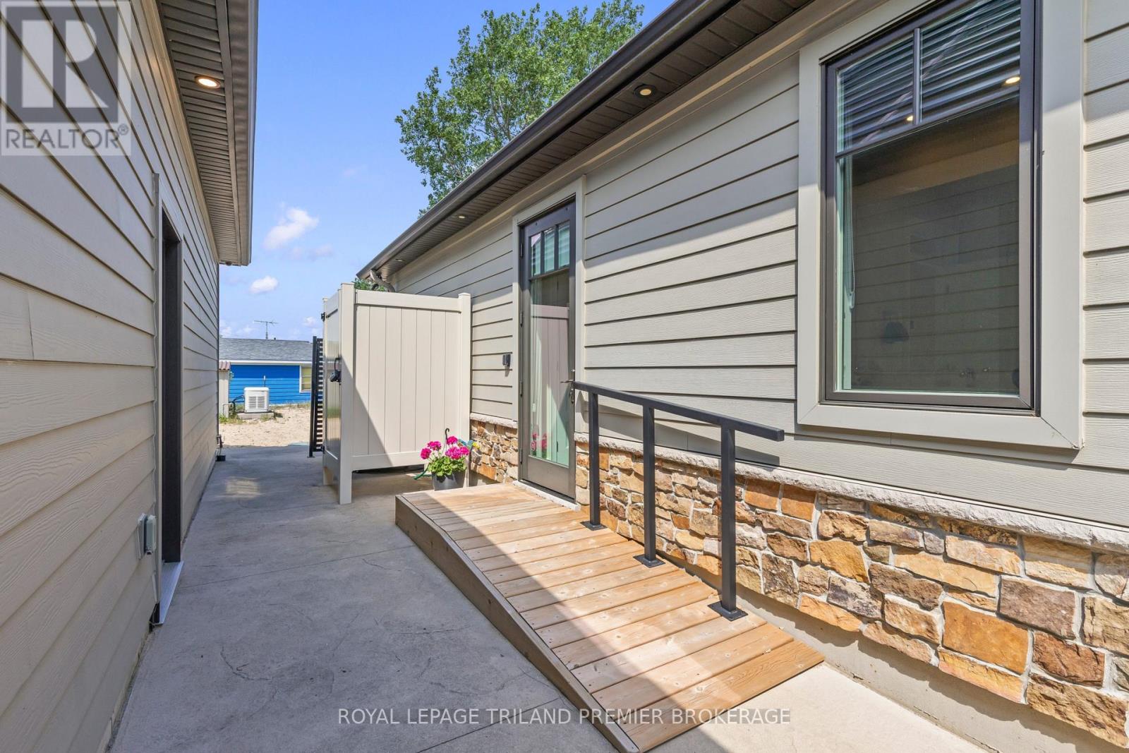 7292 Leighton Drive, Lambton Shores, Ontario  N0M 2L0 - Photo 3 - X13415842