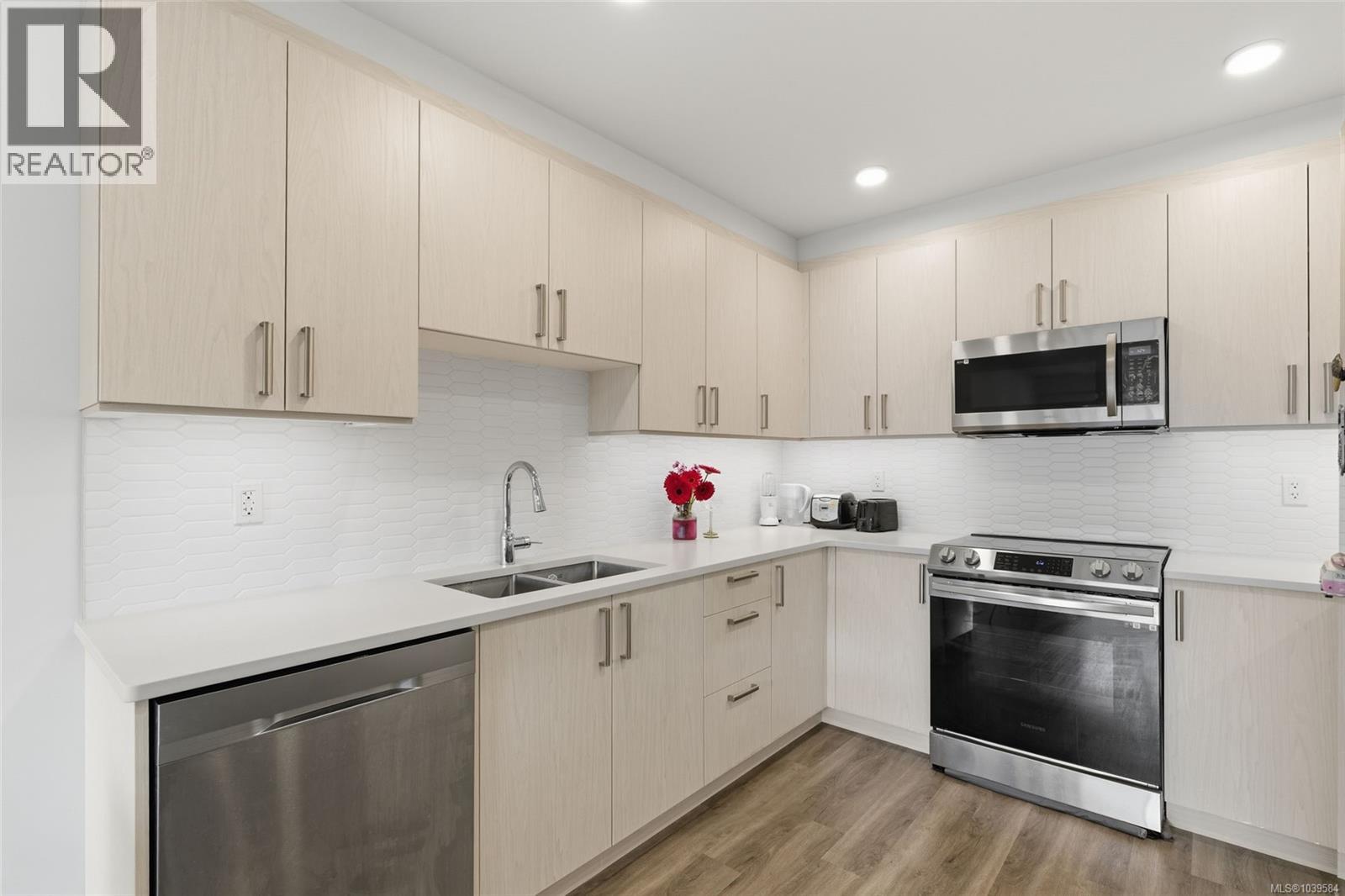 202 135 Haliburton St, Nanaimo, British Columbia  V9R 4V9 - Photo 4 - 1039584