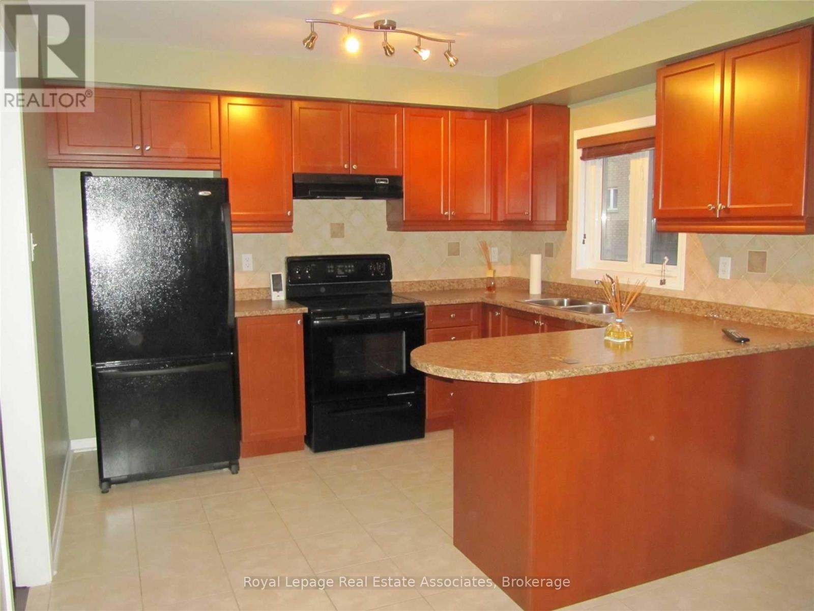 5749 Retreat Street, Mississauga, Ontario  L5R 0B5 - Photo 3 - W13415710