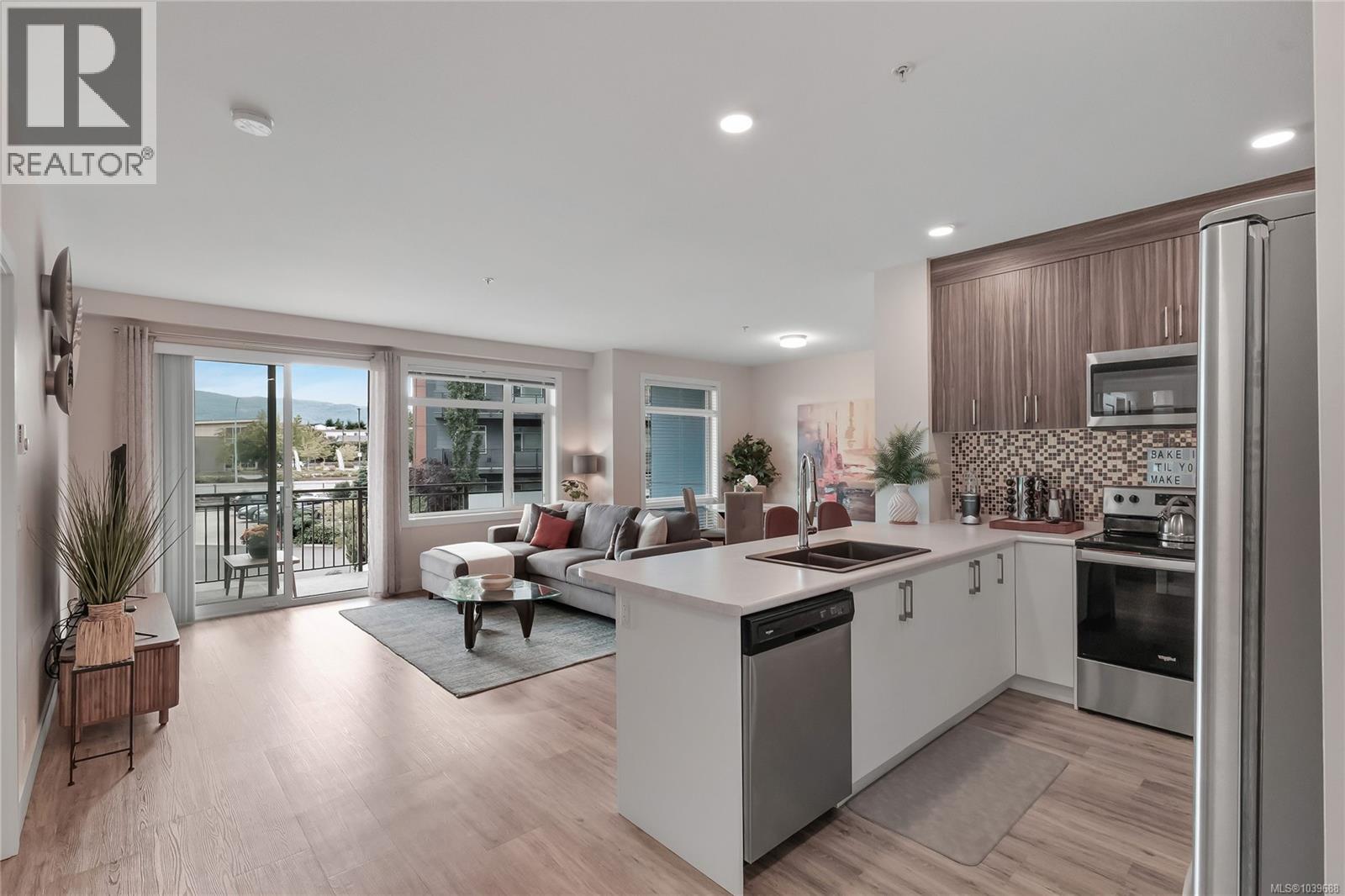 201 6544 Metral Dr