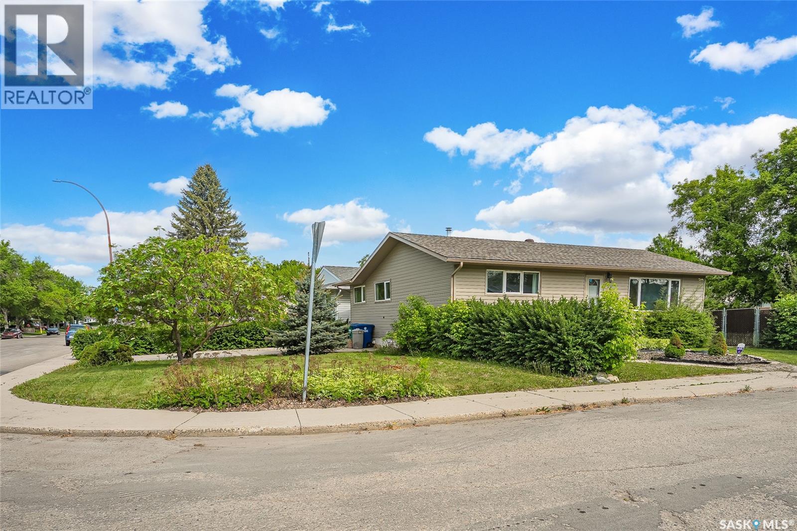73 Laurentian Drive, Saskatoon, Saskatchewan  S7H 4M1 - Photo 2 - SK038546