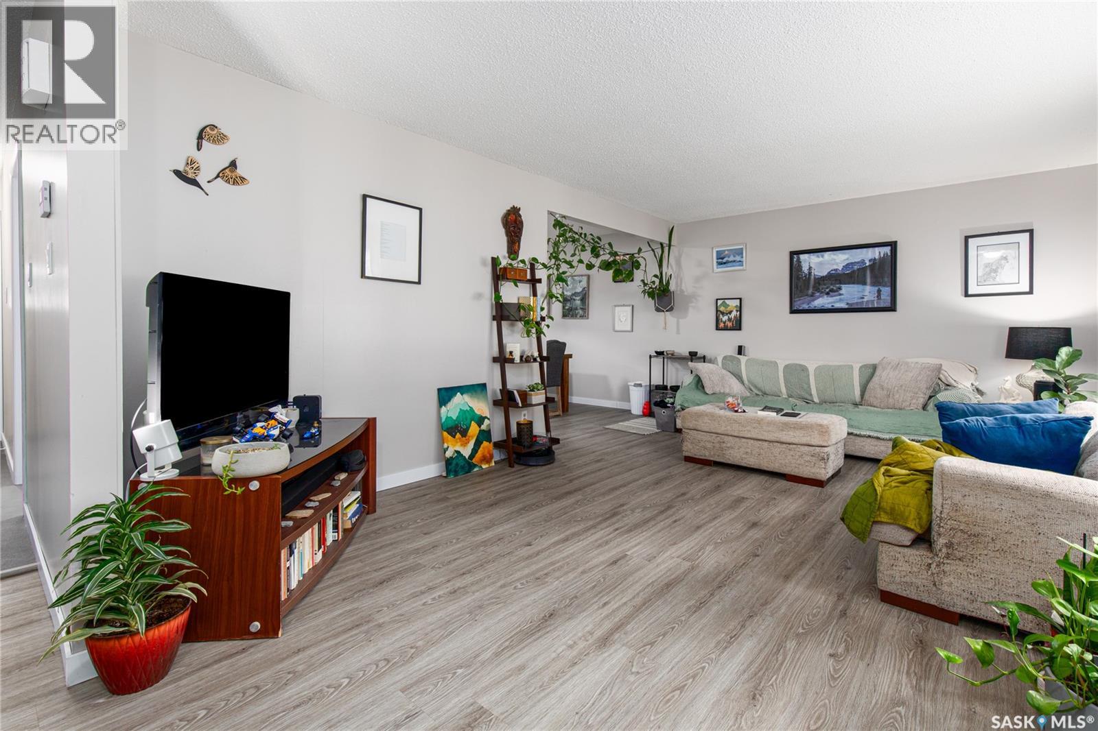 1301 Queen Crescent, Moose Jaw, Saskatchewan  S6H 3G5 - Photo 8 - SK038614