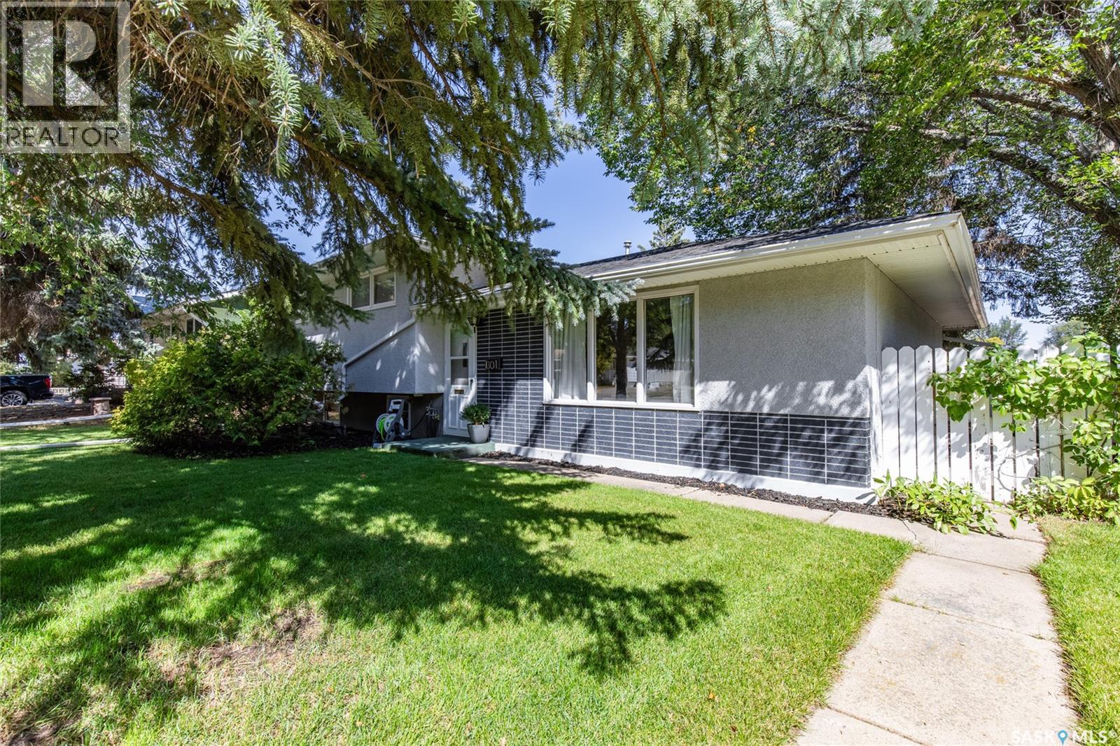 1301 Queen Crescent, Moose Jaw, Saskatchewan  S6H 3G5 - Photo 3 - SK038614