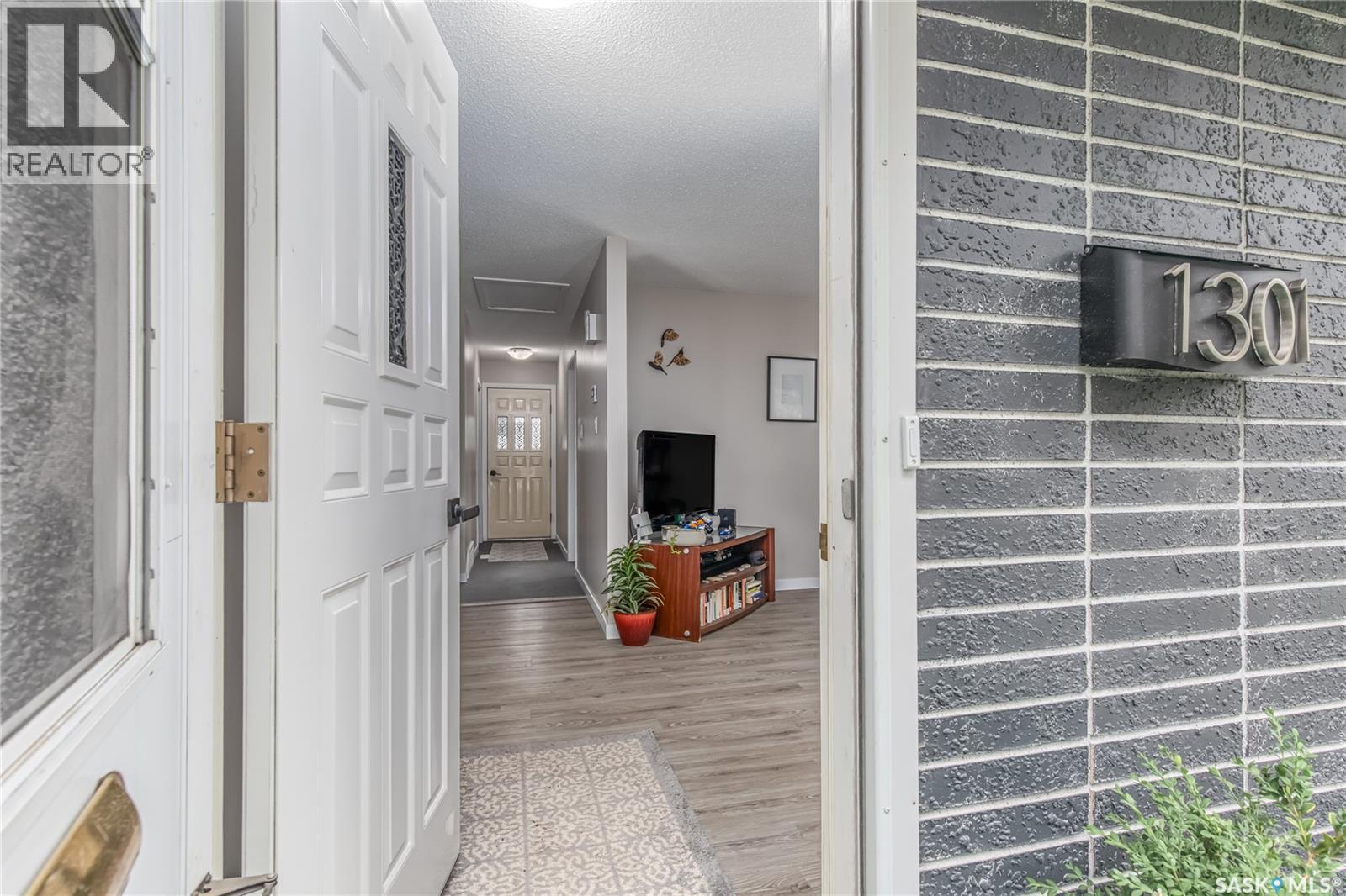 1301 Queen Crescent, Moose Jaw, Saskatchewan  S6H 3G5 - Photo 6 - SK038614